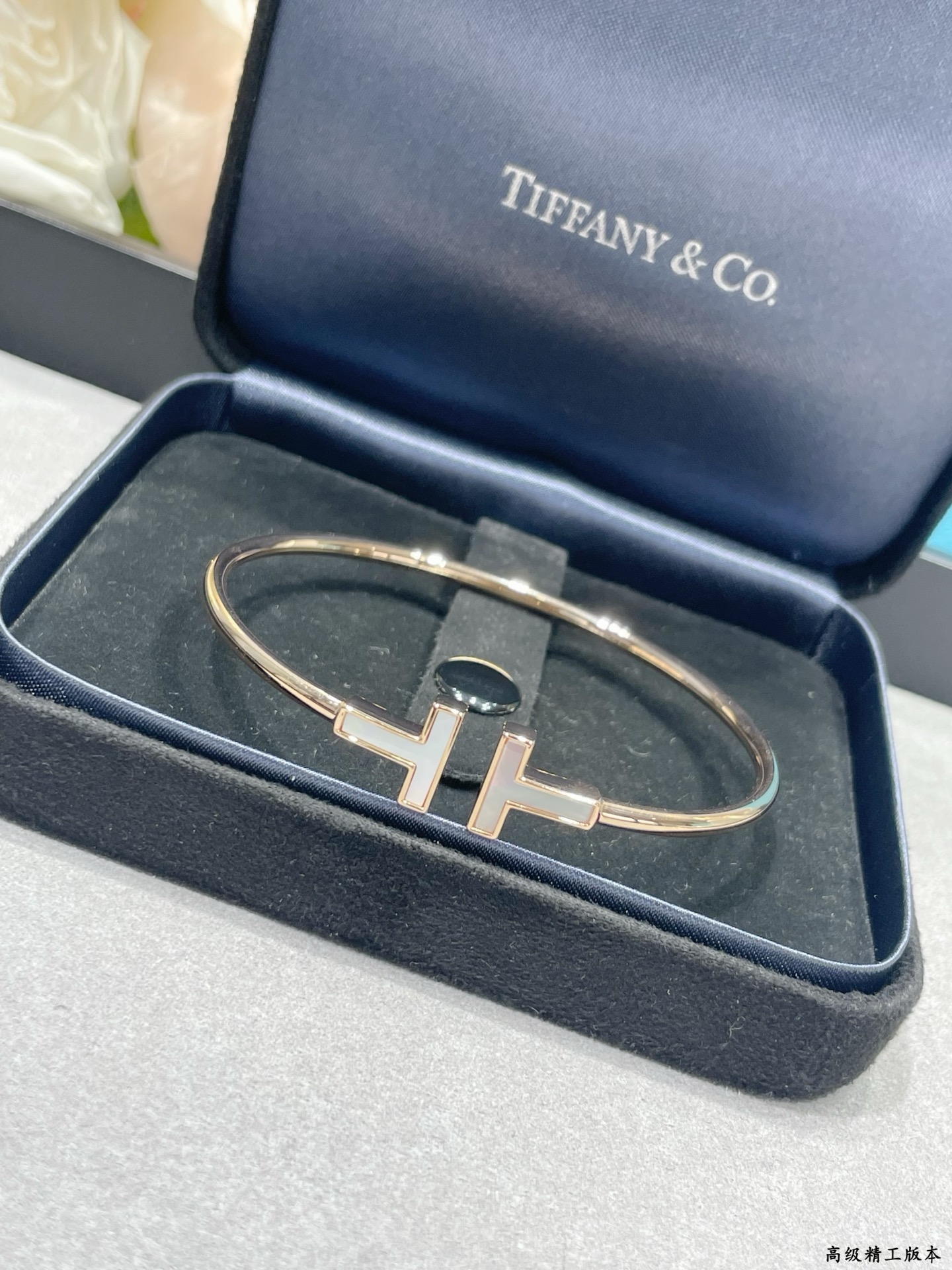 V金材质 官网开版 CNC对版，细节更完美 🌹蒂芙尼CNC双T高级白贝母手镯，最高版本。by T镶嵌白色