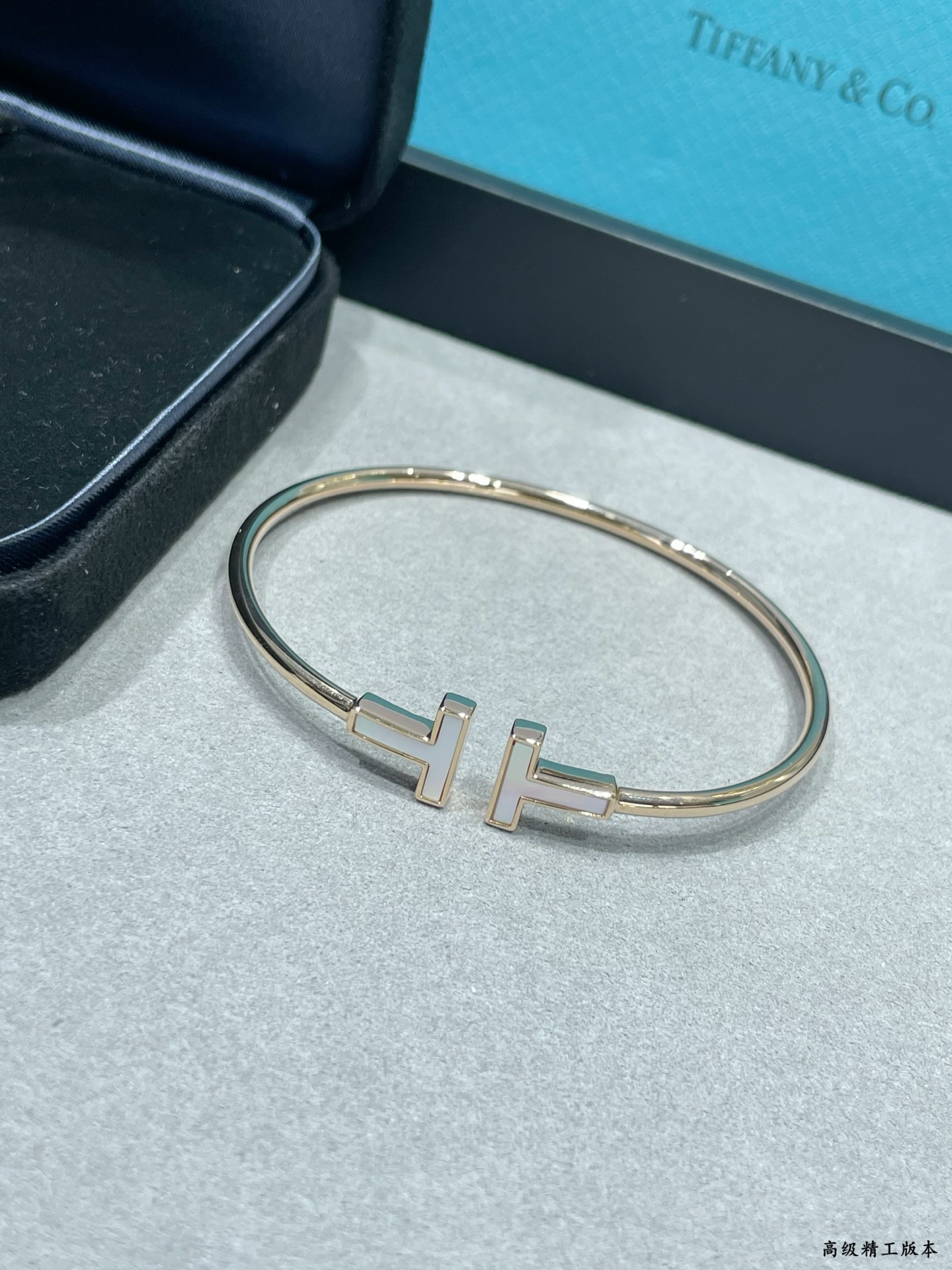 V金材质 官网开版 CNC对版，细节更完美 🌹蒂芙尼CNC双T高级白贝母手镯，最高版本。by T镶嵌白色