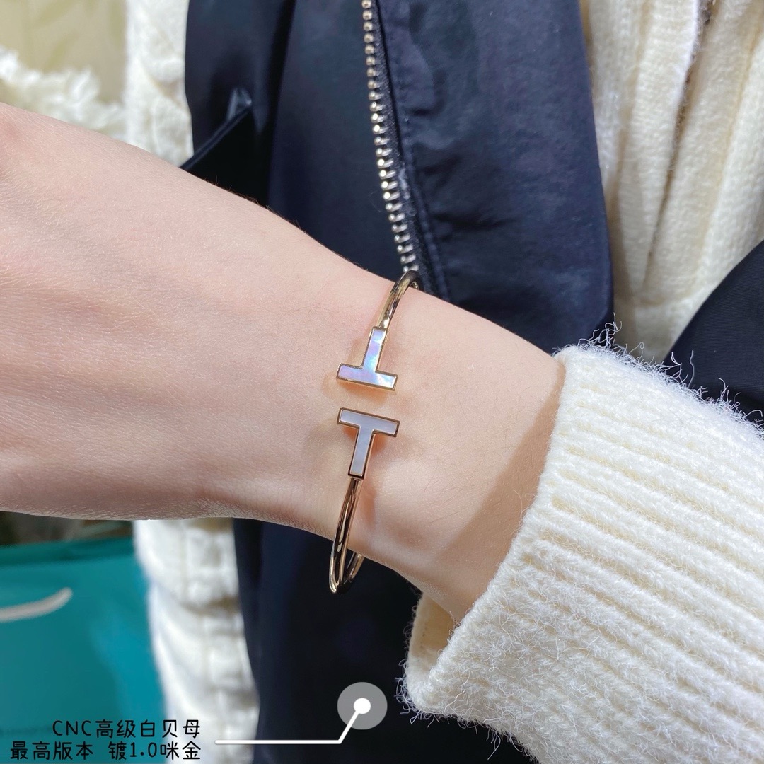 V金材质 官网开版 CNC对版，细节更完美 🌹蒂芙尼CNC双T高级白贝母手镯，最高版本。by T镶嵌白色