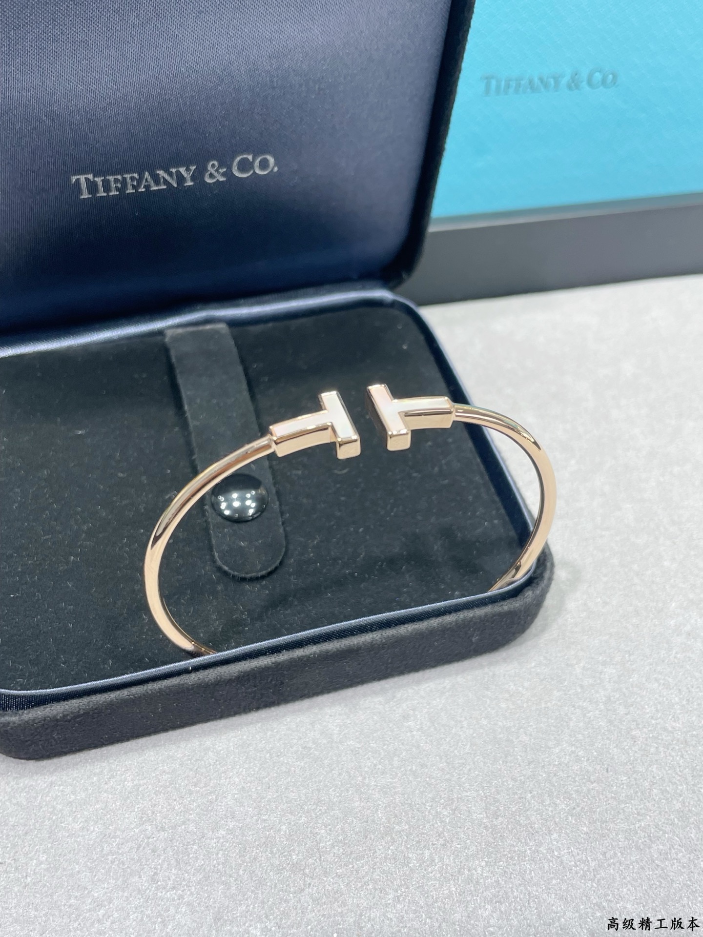 V金材质 官网开版 CNC对版，细节更完美 🌹蒂芙尼CNC双T高级白贝母手镯，最高版本。by T镶嵌白色