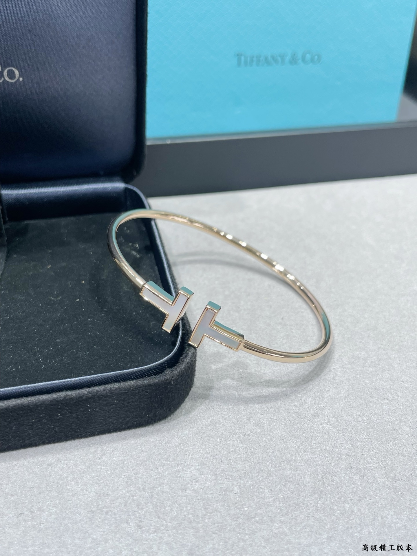 V金材质 官网开版 CNC对版，细节更完美 🌹蒂芙尼CNC双T高级白贝母手镯，最高版本。by T镶嵌白色