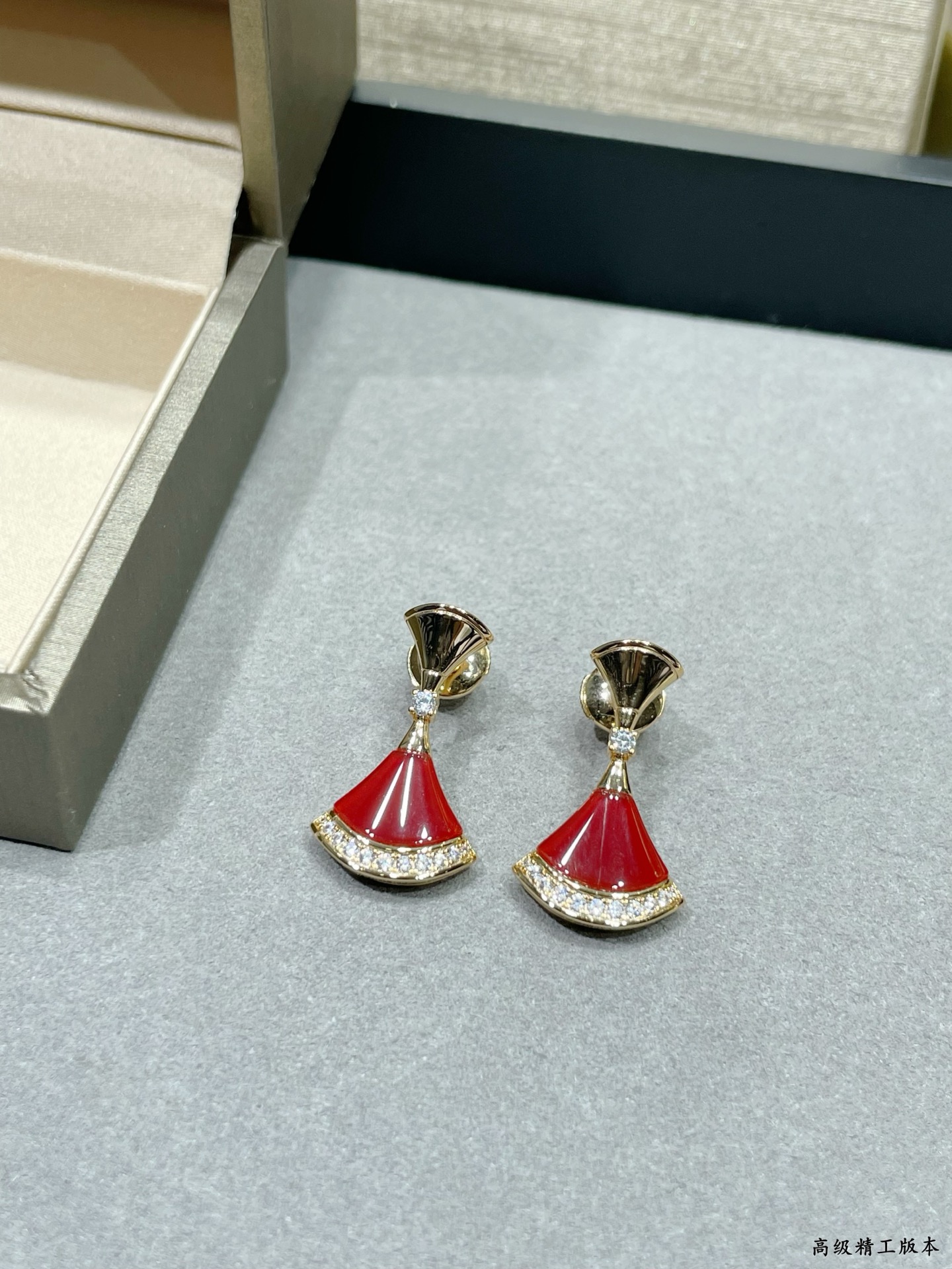 V金材质 宝格丽光面➕贝母下摆钻扇形耳钉，Divas’Dream系列七夕限定！市面唯一与专柜底部钻位大小