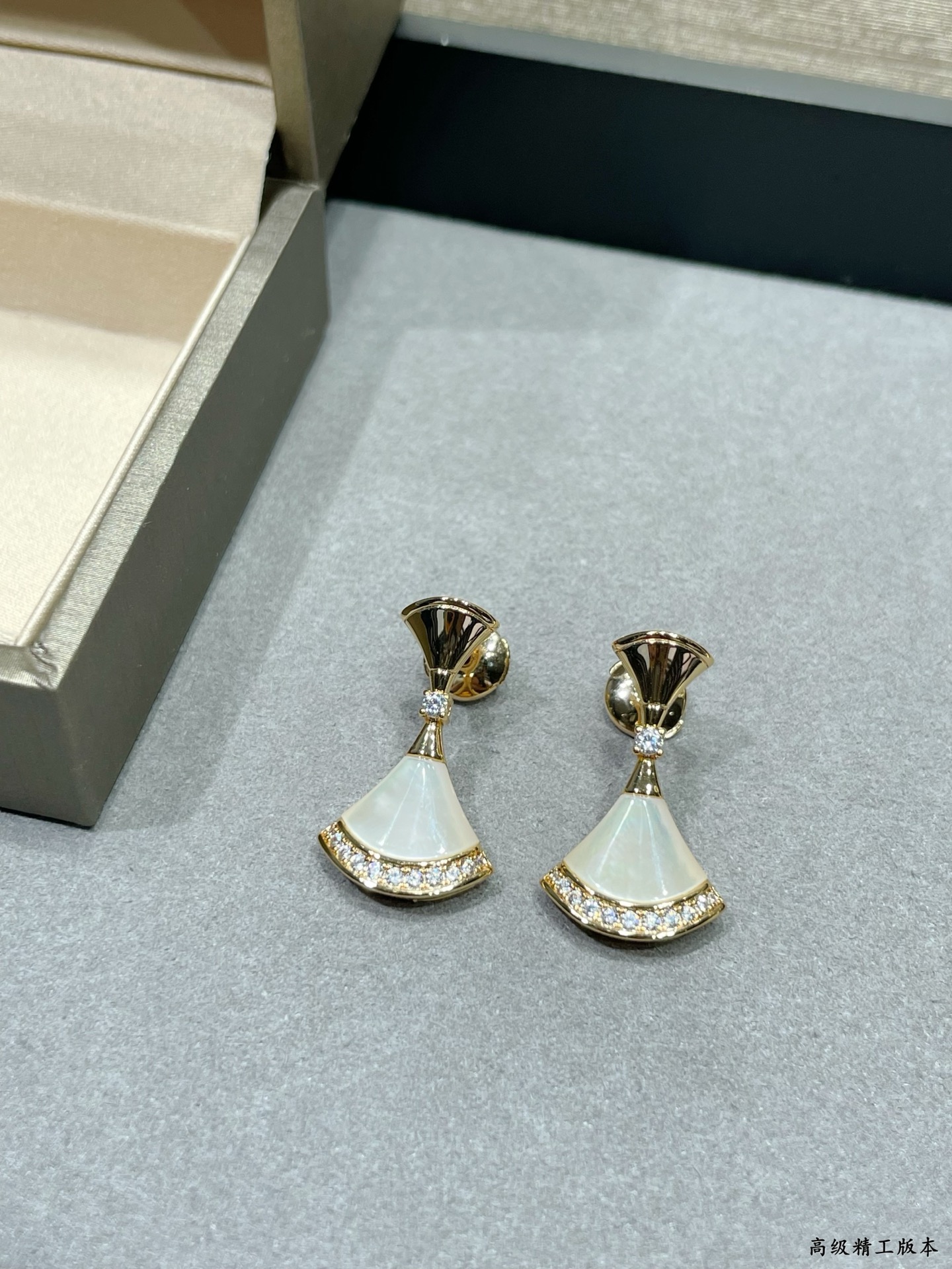 V金材质 宝格丽光面➕贝母下摆钻扇形耳钉，Divas’Dream系列七夕限定！市面唯一与专柜底部钻位大小