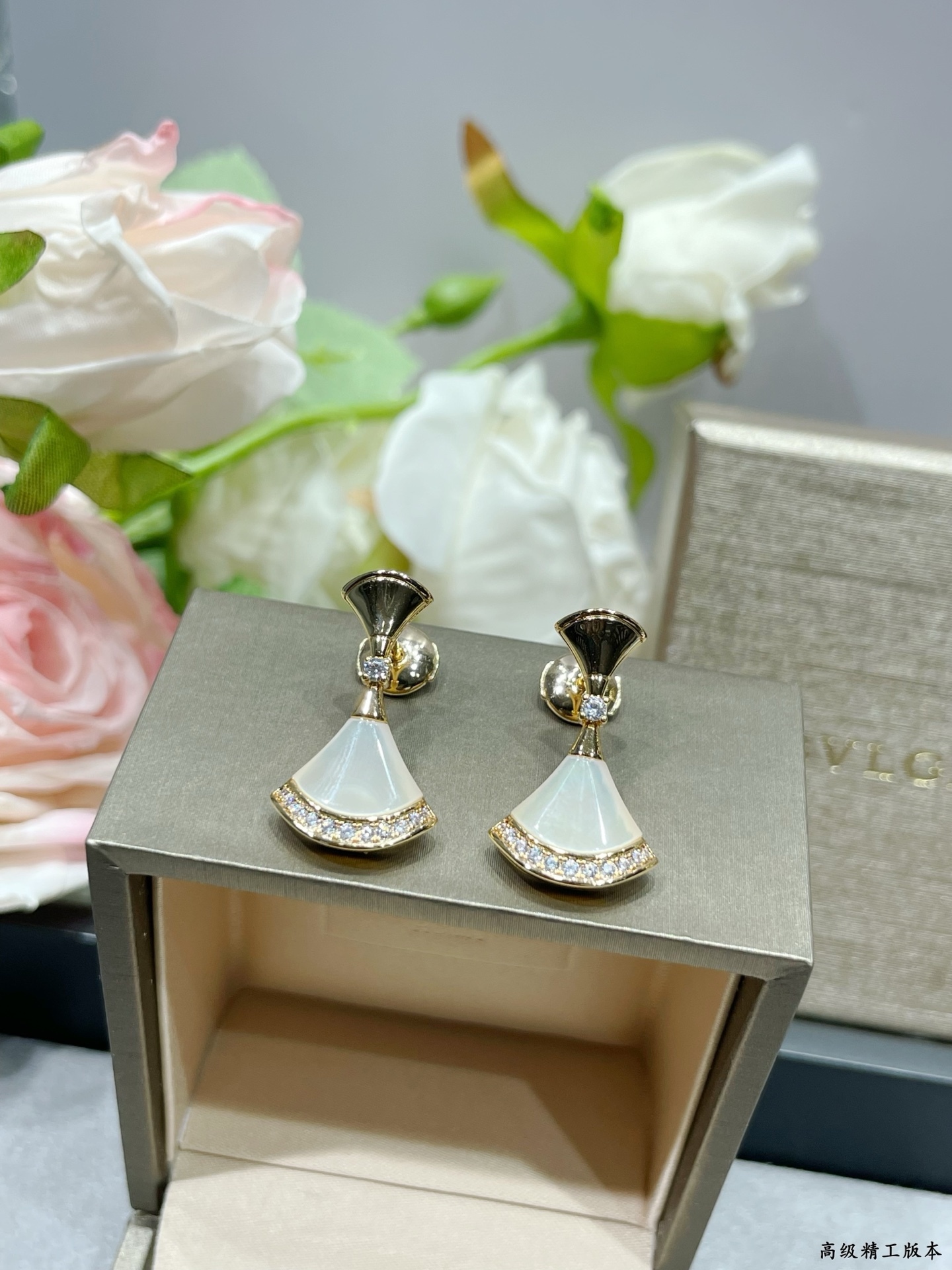 V金材质 宝格丽光面➕贝母下摆钻扇形耳钉，Divas’Dream系列七夕限定！市面唯一与专柜底部钻位大小