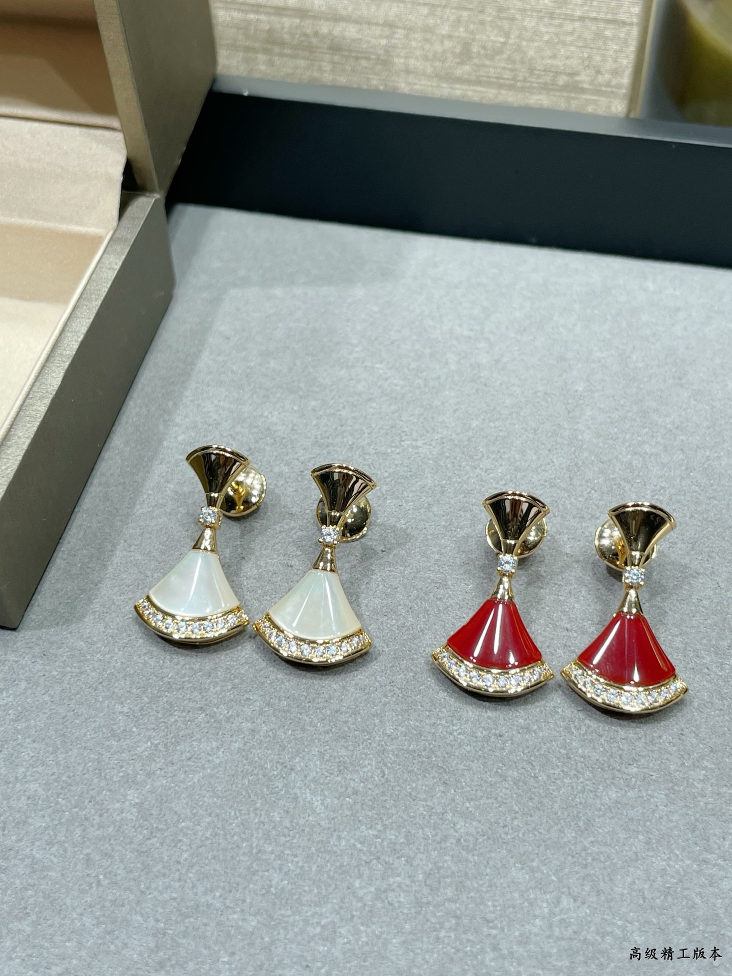 V金材质 宝格丽光面➕贝母下摆钻扇形耳钉，Divas’Dream系列七夕限定！市面唯一与专柜底部钻位大小