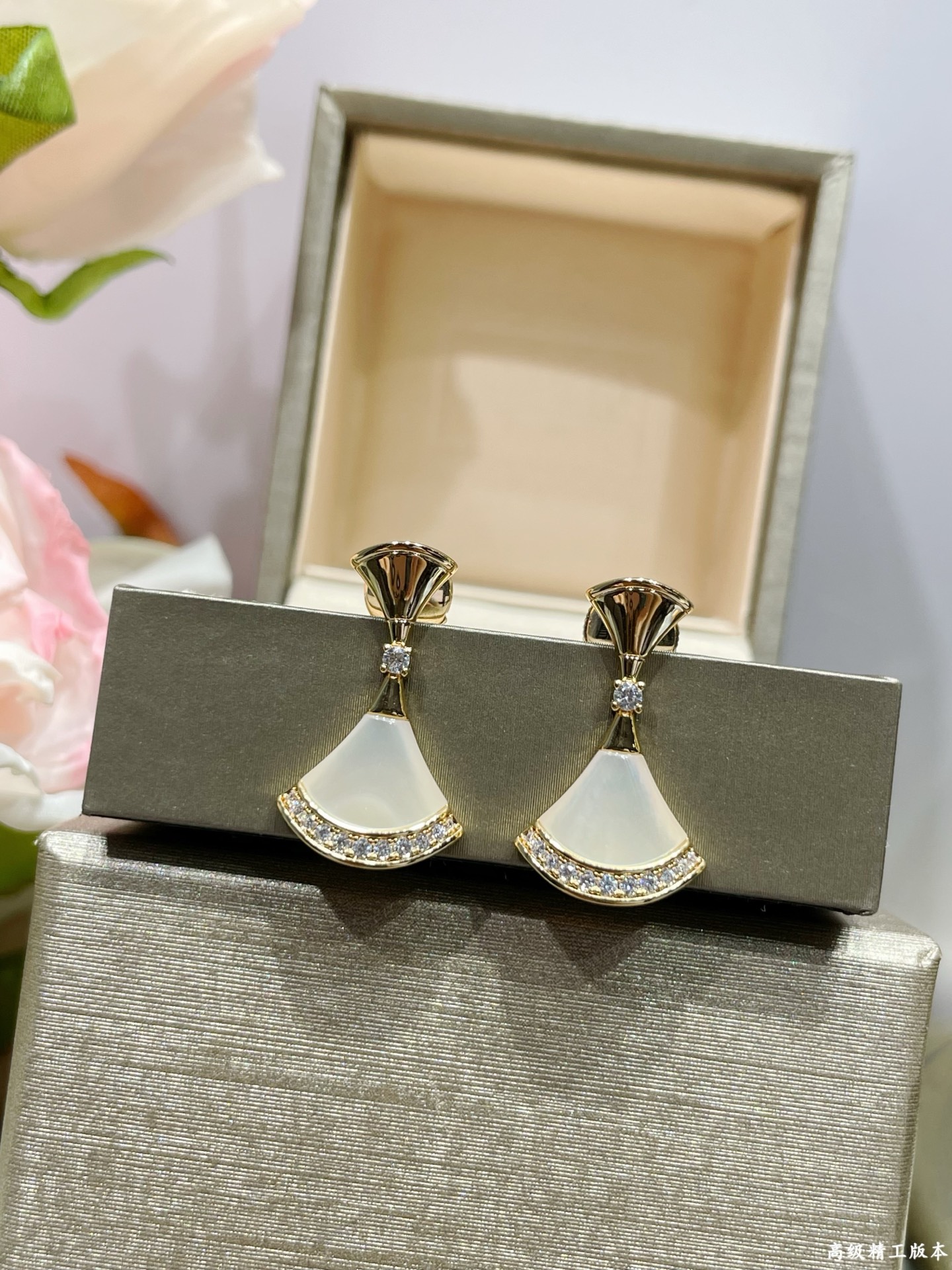 V金材质 宝格丽光面➕贝母下摆钻扇形耳钉，Divas’Dream系列七夕限定！市面唯一与专柜底部钻位大小