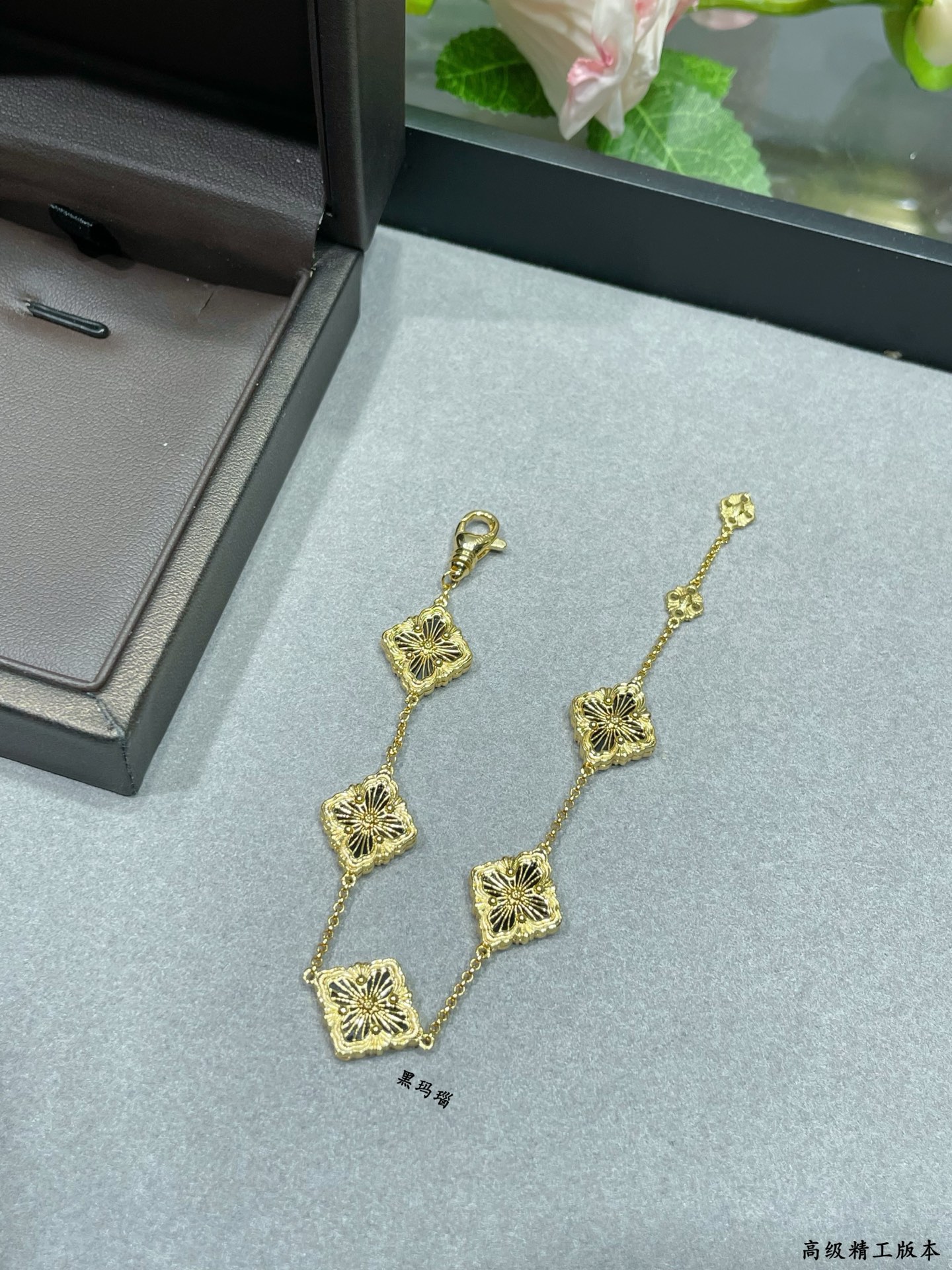 V金材质 批235 布契拉提五花黑珐琅歌剧院系列手链，复古宫廷风四叶草，太有意式风情了，整件作品精致华丽又增添文艺的感觉，采用 Rigato平行纹雕刻工艺打造独一无二的绸缎工艺，几何菱形雕刻由内而外散发高级气质感～