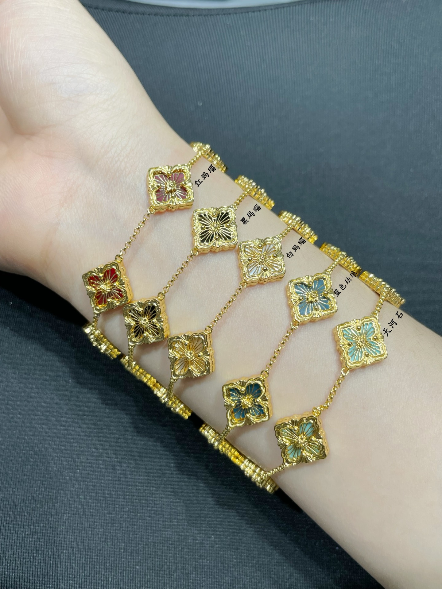 NO:635668,88330, V gold material, Buccellati Five-Flower Black Enamel Opera House Series Bracelet, retro palace style four-leaf clover, so Italian style, the whole piece is exquisite and gorgeous, adding a literary and artistic feel, using Rigato parallel grain carving process to create a unique satin craft, geometric rhombus carving exudes a sense of high-end temperament from the inside out~,,bracelet,silk fabric,Cardia high-end jewelry1986090988330,V金材质 布契拉提五花黑珐琅歌剧院系列手链,复古宫廷风四叶草,太有意式风情了,整件作品精致华丽又增添文艺的感觉,采用 Rigato平行纹雕刻工艺打造独一无二的绸缎工艺,几何菱形雕刻由内而外散发高级气质感～,,bracelet,silk fabric,卡迪亚高端饰品,Jewelry