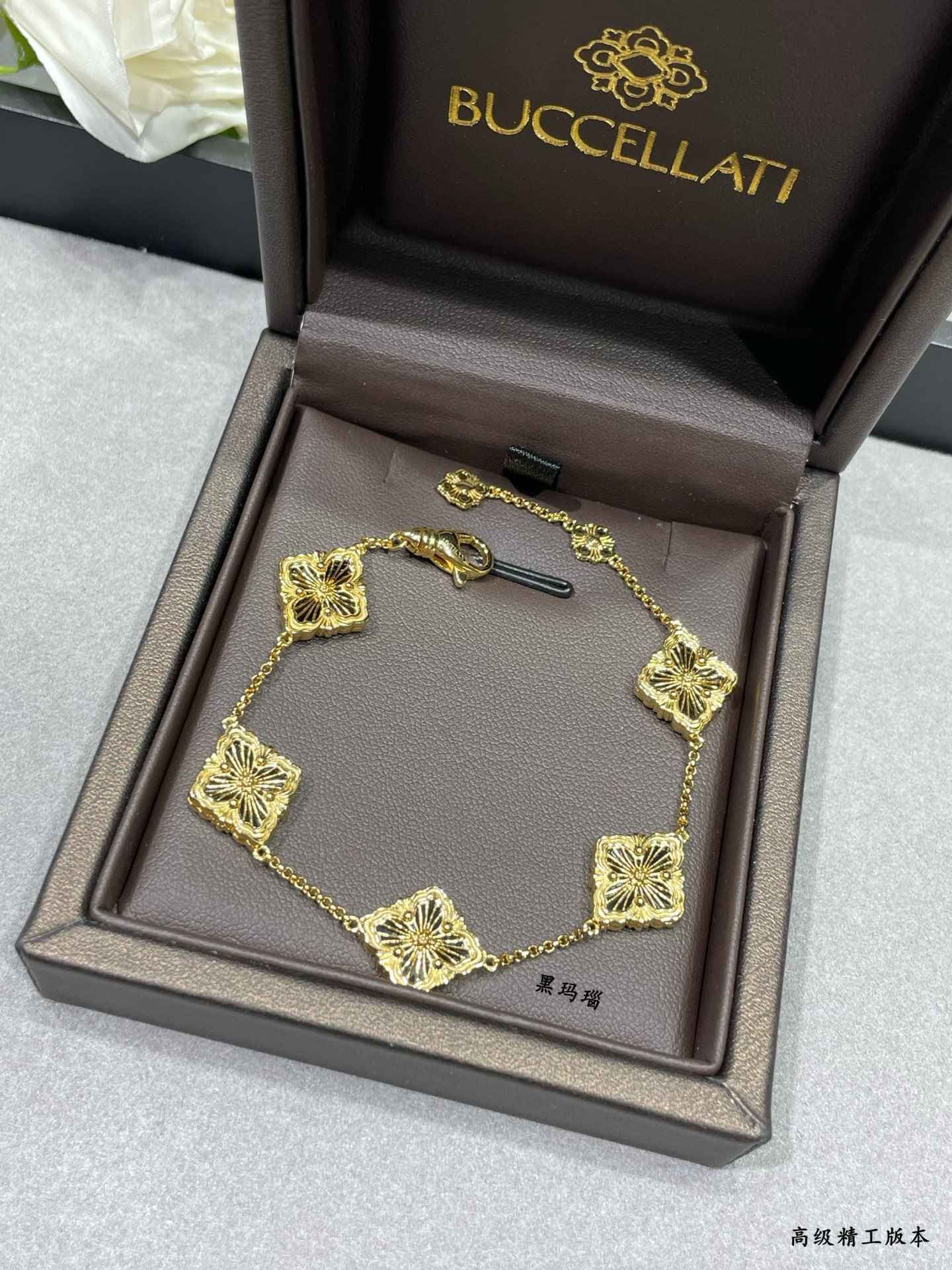 V金材质 批235 布契拉提五花黑珐琅歌剧院系列手链，复古宫廷风四叶草，太有意式风情了，整件作品精致华丽又增添文艺的感觉，采用 Rigato平行纹雕刻工艺打造独一无二的绸缎工艺，几何菱形雕刻由内而外散发高级气质感～