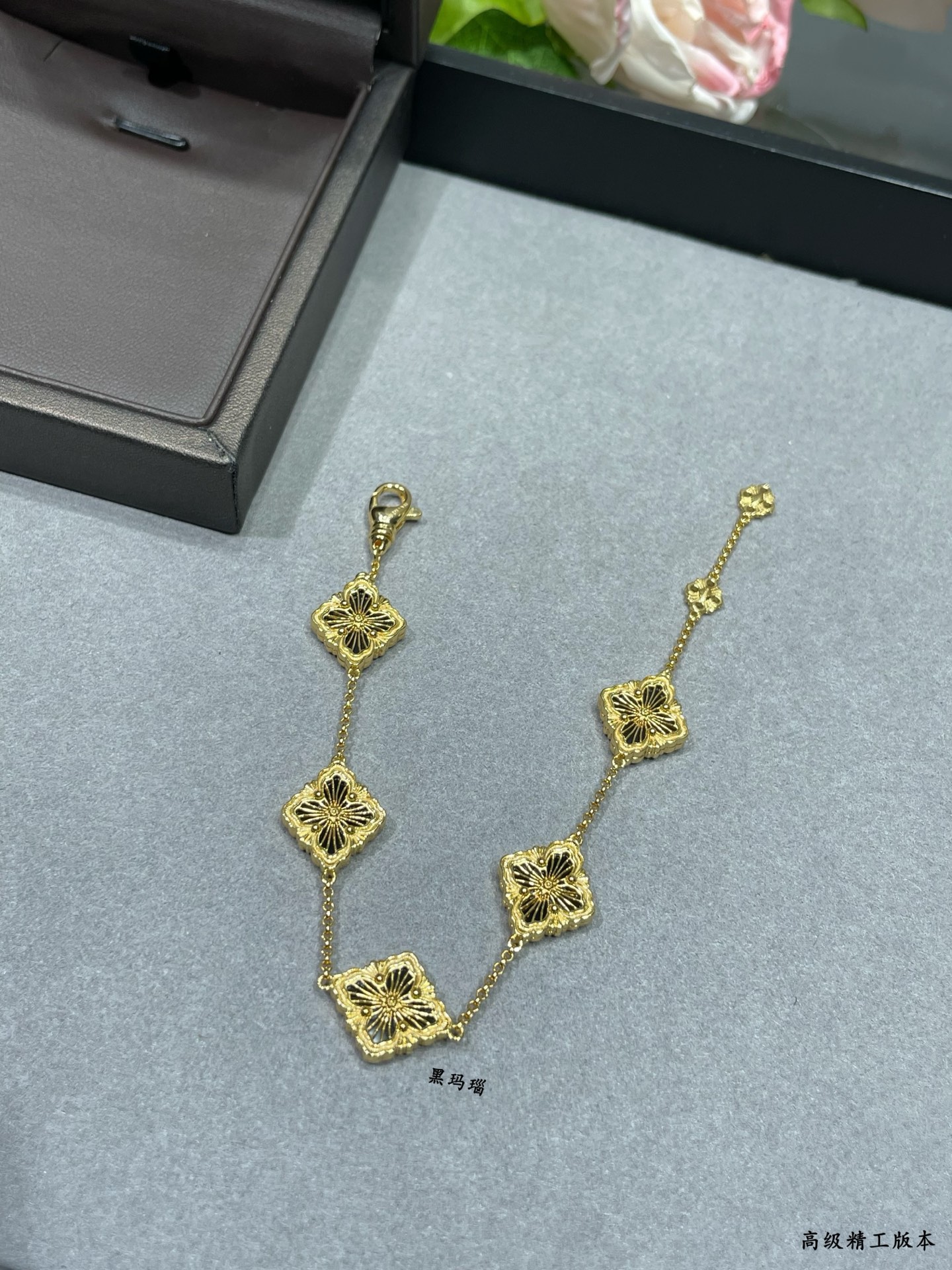 V金材质 批235 布契拉提五花黑珐琅歌剧院系列手链，复古宫廷风四叶草，太有意式风情了，整件作品精致华丽又增添文艺的感觉，采用 Rigato平行纹雕刻工艺打造独一无二的绸缎工艺，几何菱形雕刻由内而外散发高级气质感～