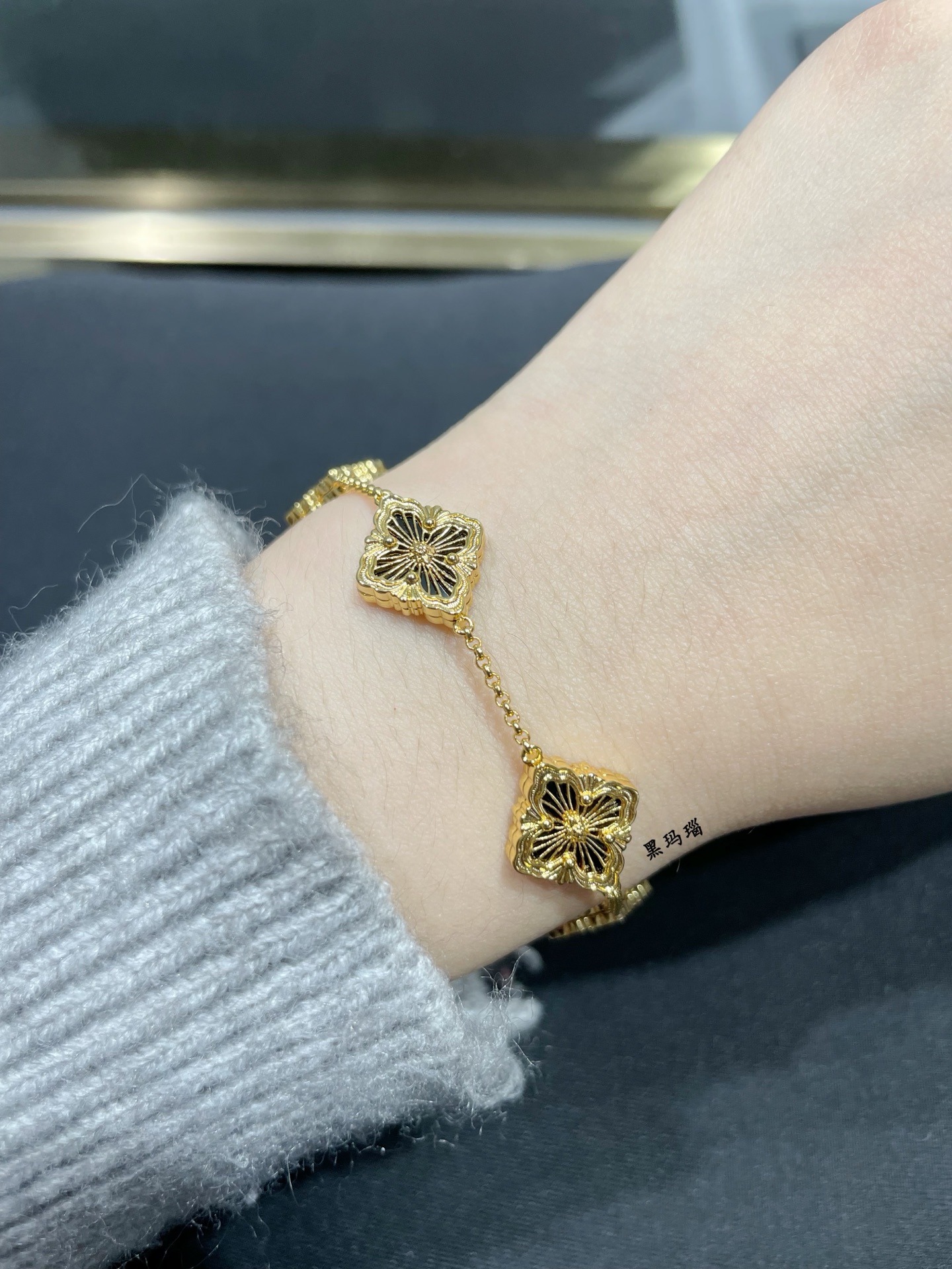 V金材质 批235 布契拉提五花黑珐琅歌剧院系列手链，复古宫廷风四叶草，太有意式风情了，整件作品精致华丽又增添文艺的感觉，采用 Rigato平行纹雕刻工艺打造独一无二的绸缎工艺，几何菱形雕刻由内而外散发高级气质感～