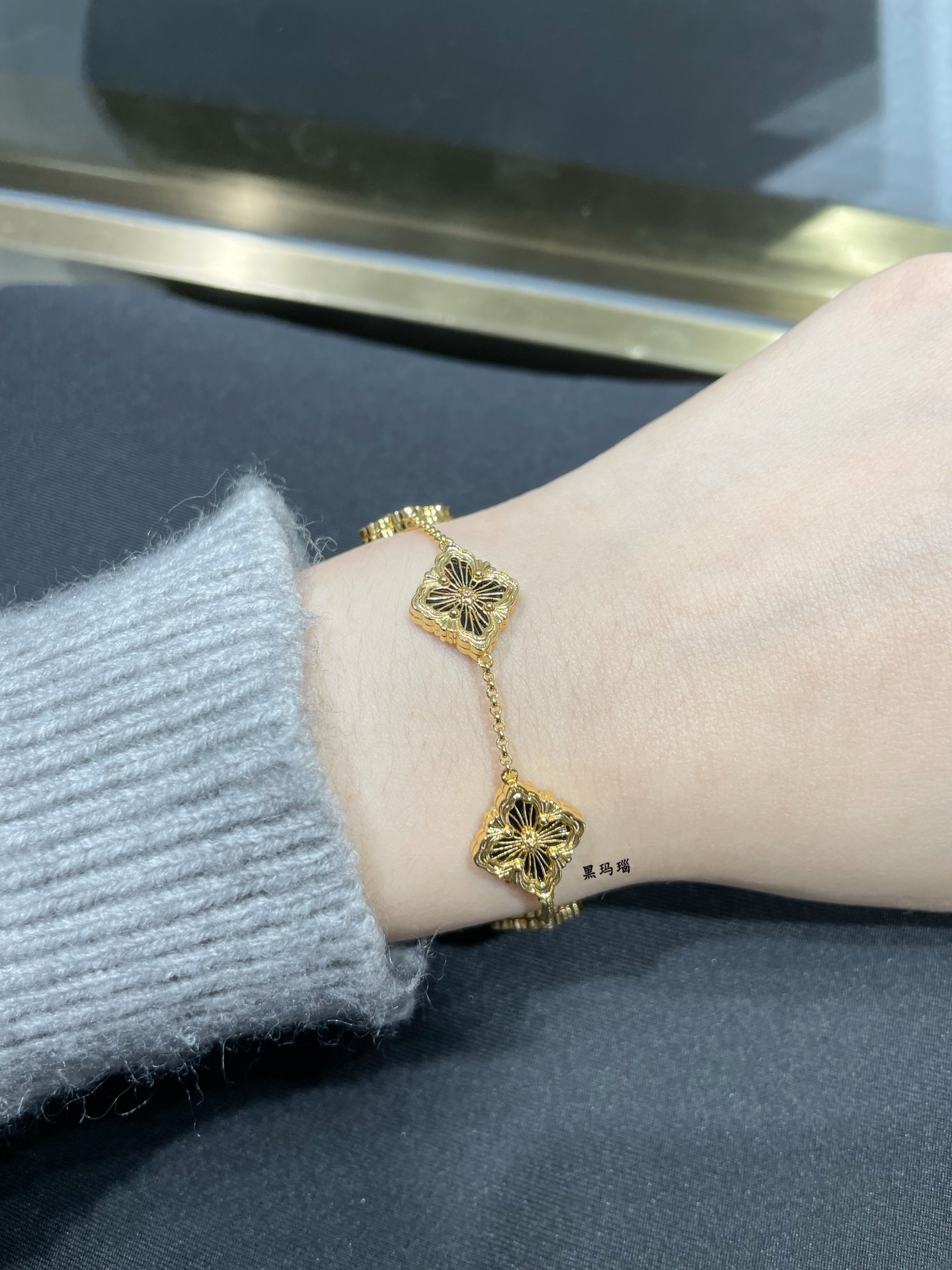 V金材质 批235 布契拉提五花黑珐琅歌剧院系列手链，复古宫廷风四叶草，太有意式风情了，整件作品精致华丽又增添文艺的感觉，采用 Rigato平行纹雕刻工艺打造独一无二的绸缎工艺，几何菱形雕刻由内而外散发高级气质感～