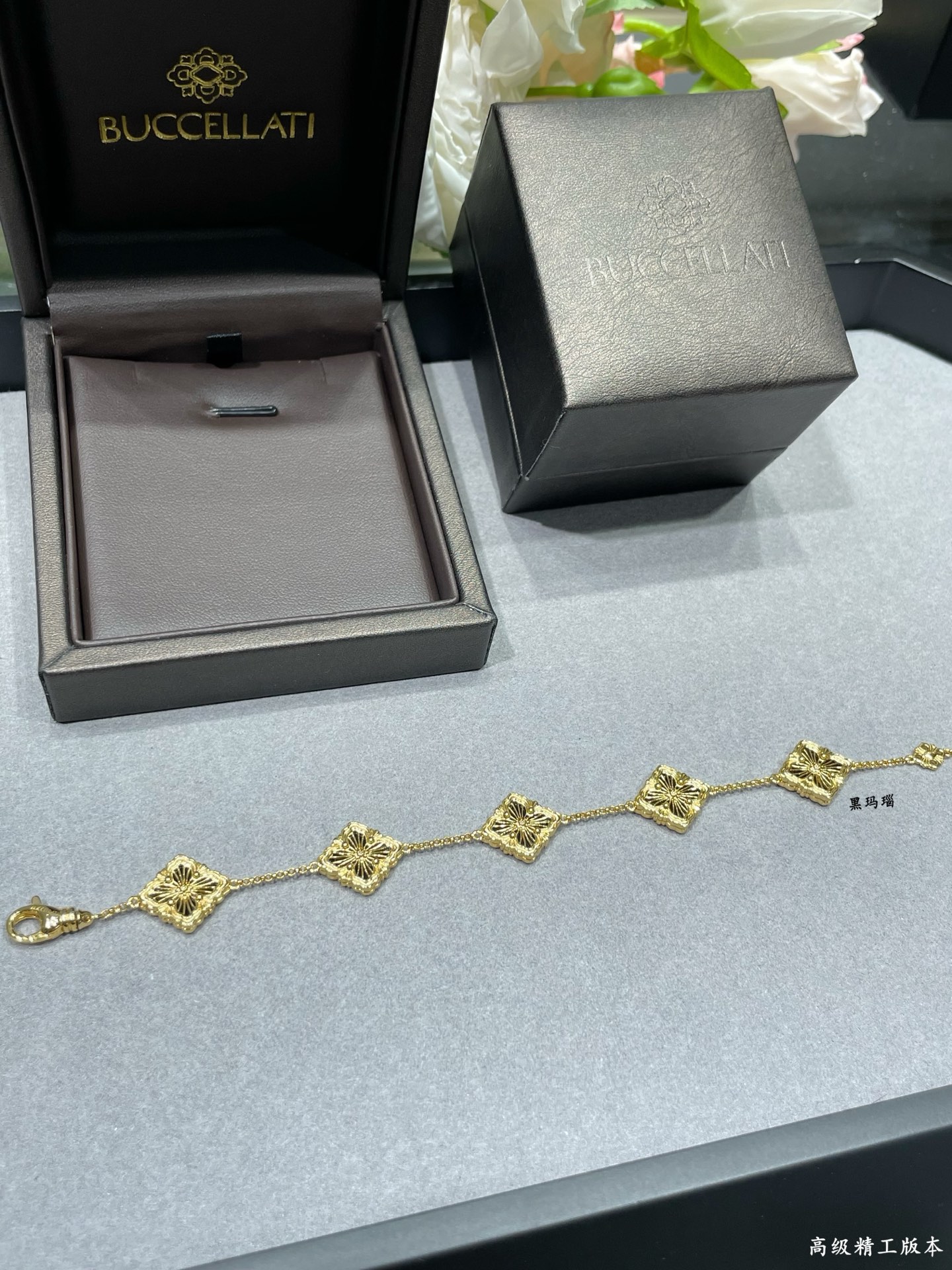 V金材质 批235 布契拉提五花黑珐琅歌剧院系列手链，复古宫廷风四叶草，太有意式风情了，整件作品精致华丽又增添文艺的感觉，采用 Rigato平行纹雕刻工艺打造独一无二的绸缎工艺，几何菱形雕刻由内而外散发高级气质感～