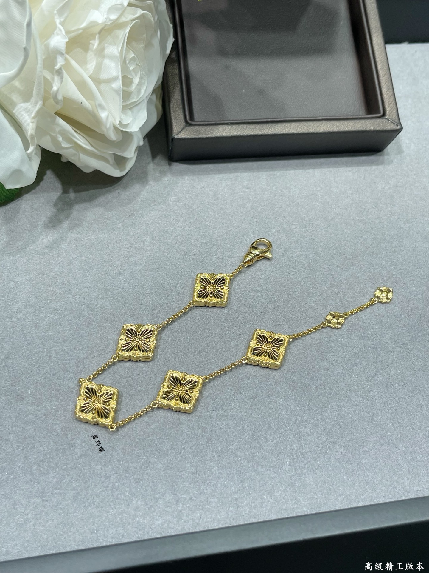 V金材质 批235 布契拉提五花黑珐琅歌剧院系列手链，复古宫廷风四叶草，太有意式风情了，整件作品精致华丽又增添文艺的感觉，采用 Rigato平行纹雕刻工艺打造独一无二的绸缎工艺，几何菱形雕刻由内而外散发高级气质感～