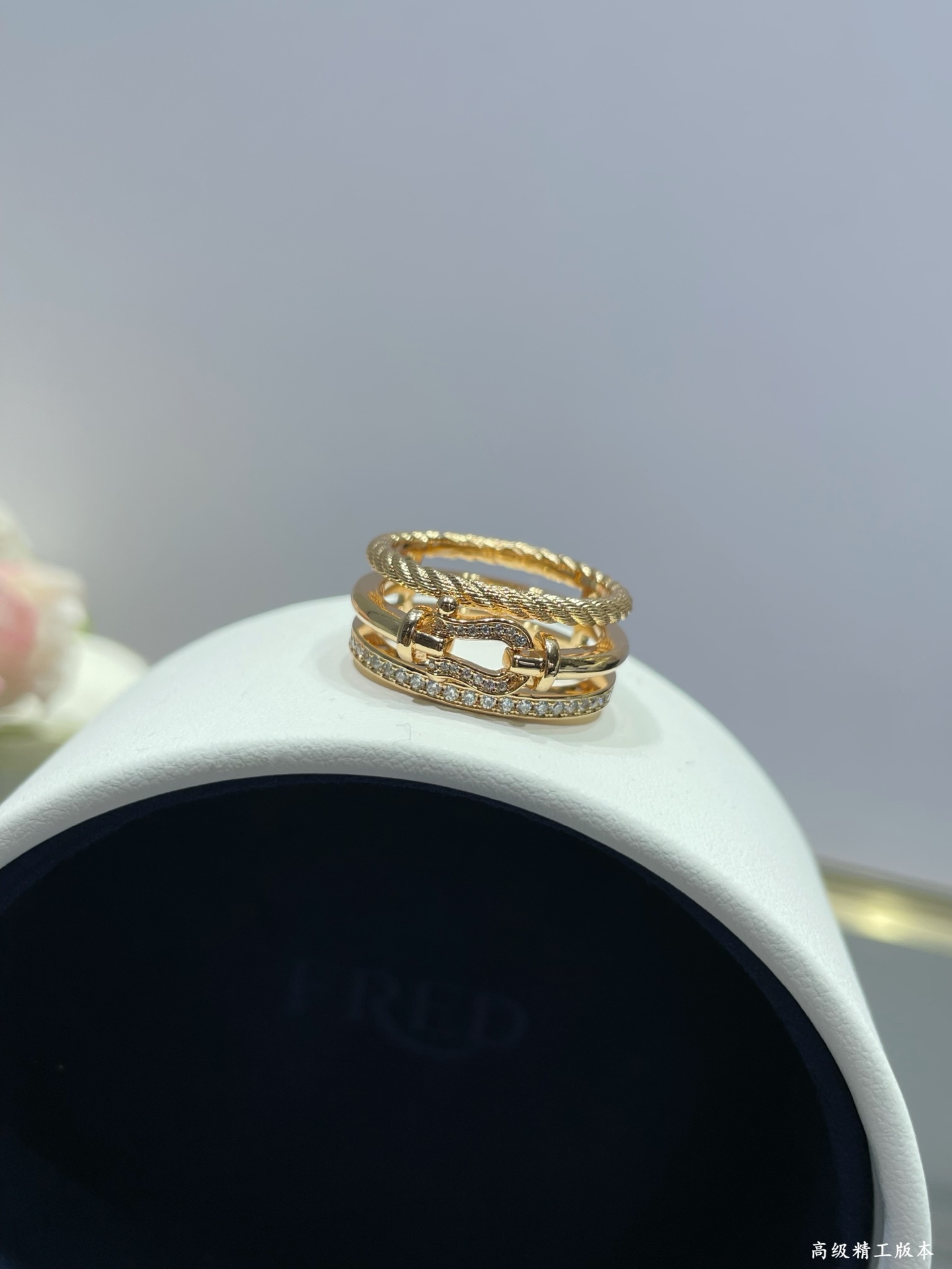 v金材质 批155💥💥❤️火爆🎉 费雷德圆圈搭扣中间钻戒指 码数：678。👉🏻大牌 时尚 精致💠FORCE 系列戒指⭐️高端定制～精工微镶 马蹄扣头 💍 网红达人 时尚一族必备单品 白金 玫瑰金 