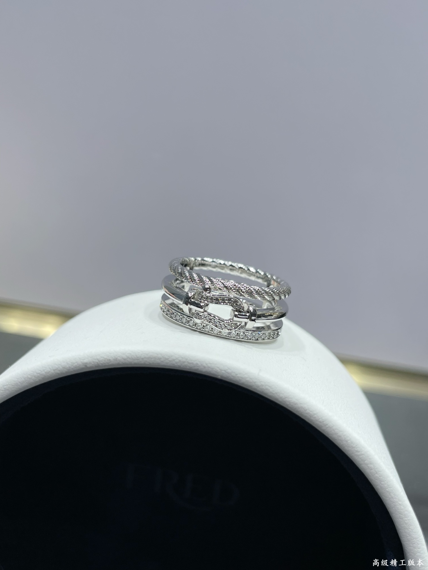 v金材质 批155💥💥❤️火爆🎉 费雷德圆圈搭扣中间钻戒指 码数：678。👉🏻大牌 时尚 精致💠FORCE 系列戒指⭐️高端定制～精工微镶 马蹄扣头 💍 网红达人 时尚一族必备单品 白金 玫瑰金 