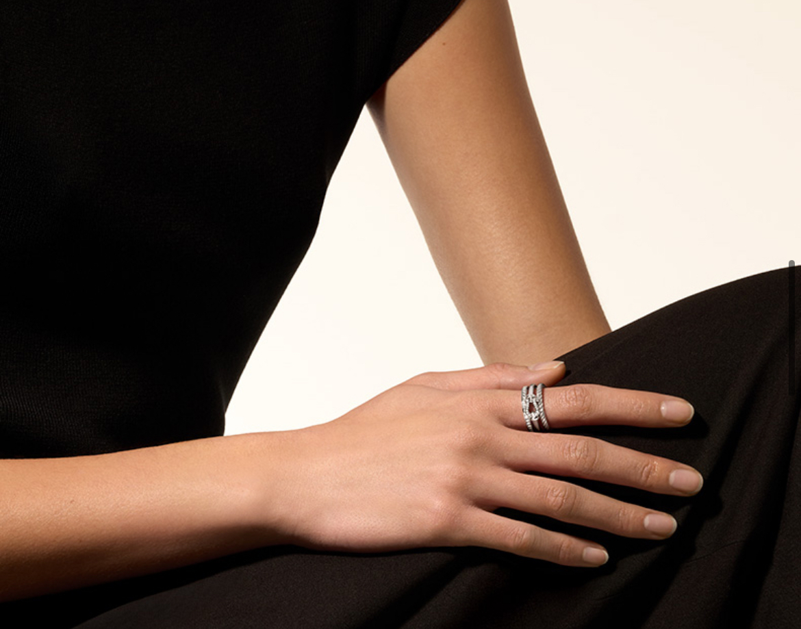 NO:635666,88260 v gold material, popular Fred circle buckle middle diamond ring, size. Big brand, fashion, exquisite FORCE series ring, high-end customization ~ Seiko micro-setting, horseshoe buckle, Internet celebrity, a must-have item for the fashion family, platinum, rose gold, ring, Cartier high-end jewelry1986090988260 v金材质 火爆 费雷德圆圈搭扣中间钻戒指 码数.大牌 时尚 精致FORCE 系列戒指高端定制～精工微镶 马蹄扣头 网红达人 时尚一族必备单品 白金 玫瑰金,,ring,卡迪亚高端饰品,Jewelry