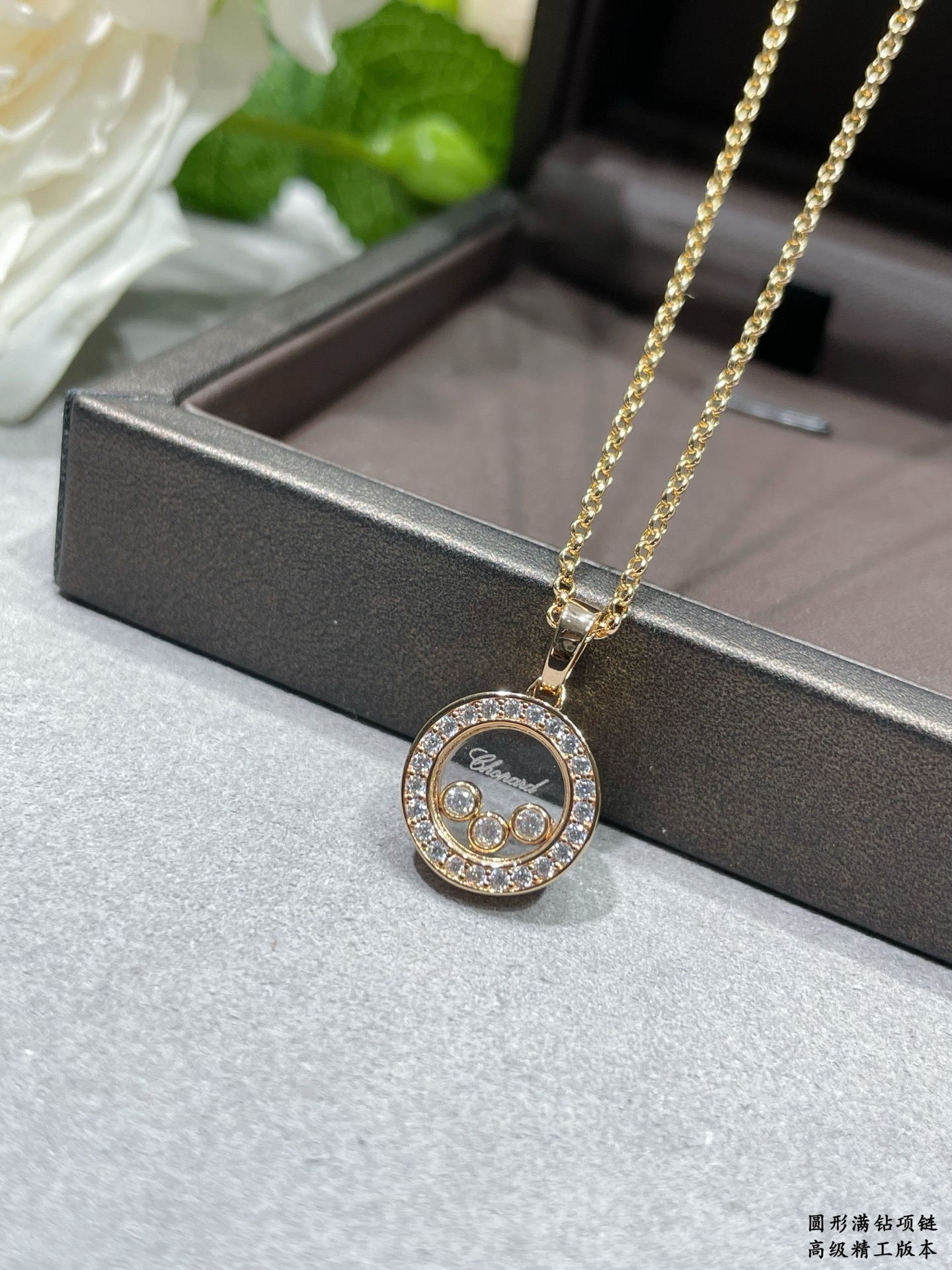 V金镀咪金 批165  肖邦圆形满钻晃动项链，现货 我的爱藏于心💓 却形于色🌈🔥高品质 k金工艺 秒杀全网最高性价比 ‼️热卖 颜色 赞👍 🍀 点缀闪闪锆石媲美k金质感时尚 高贵气质🌟🌟🌟