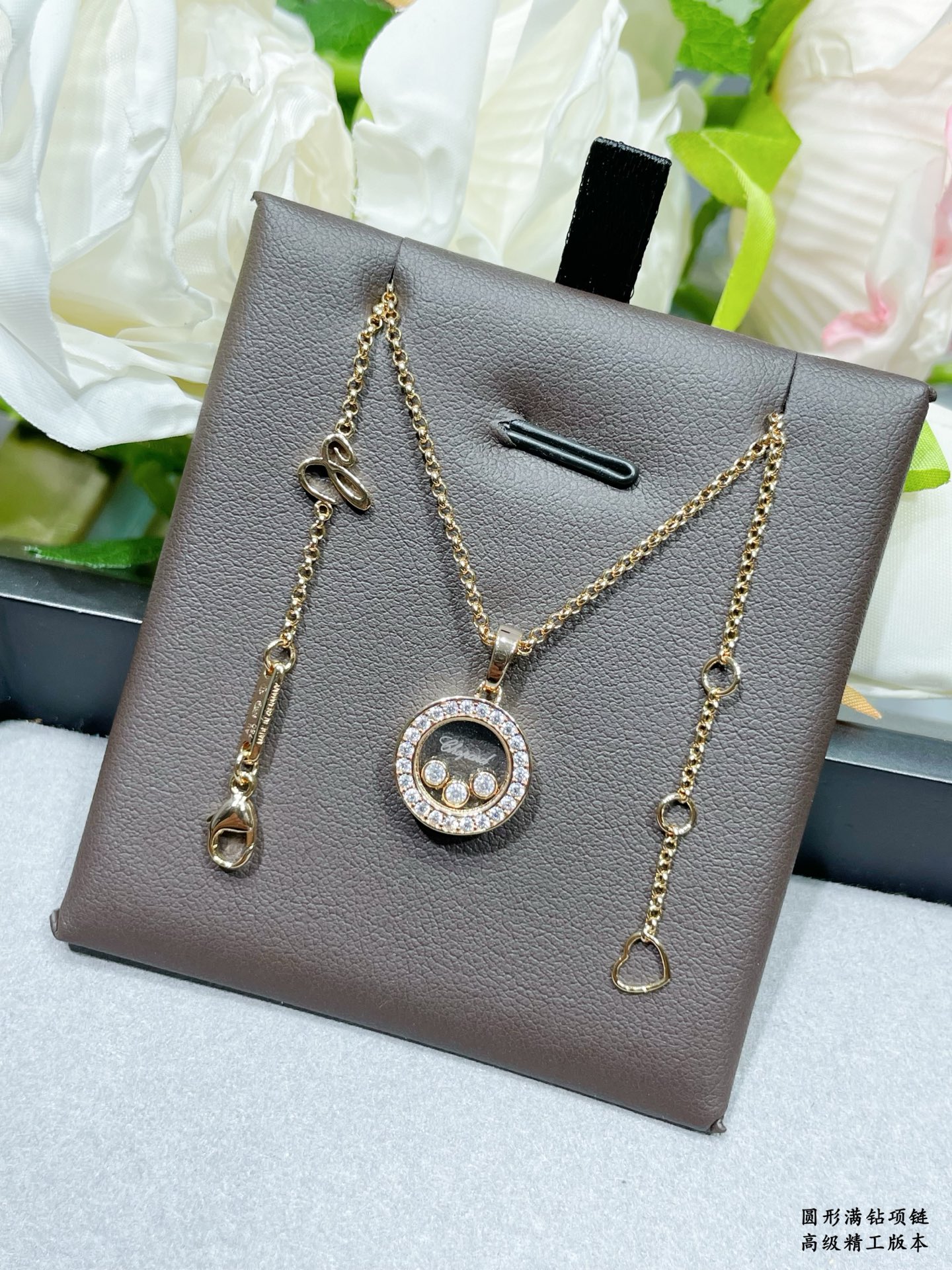 V金镀咪金 批165  肖邦圆形满钻晃动项链，现货 我的爱藏于心💓 却形于色🌈🔥高品质 k金工艺 秒杀全网最高性价比 ‼️热卖 颜色 赞👍 🍀 点缀闪闪锆石媲美k金质感时尚 高贵气质🌟🌟🌟