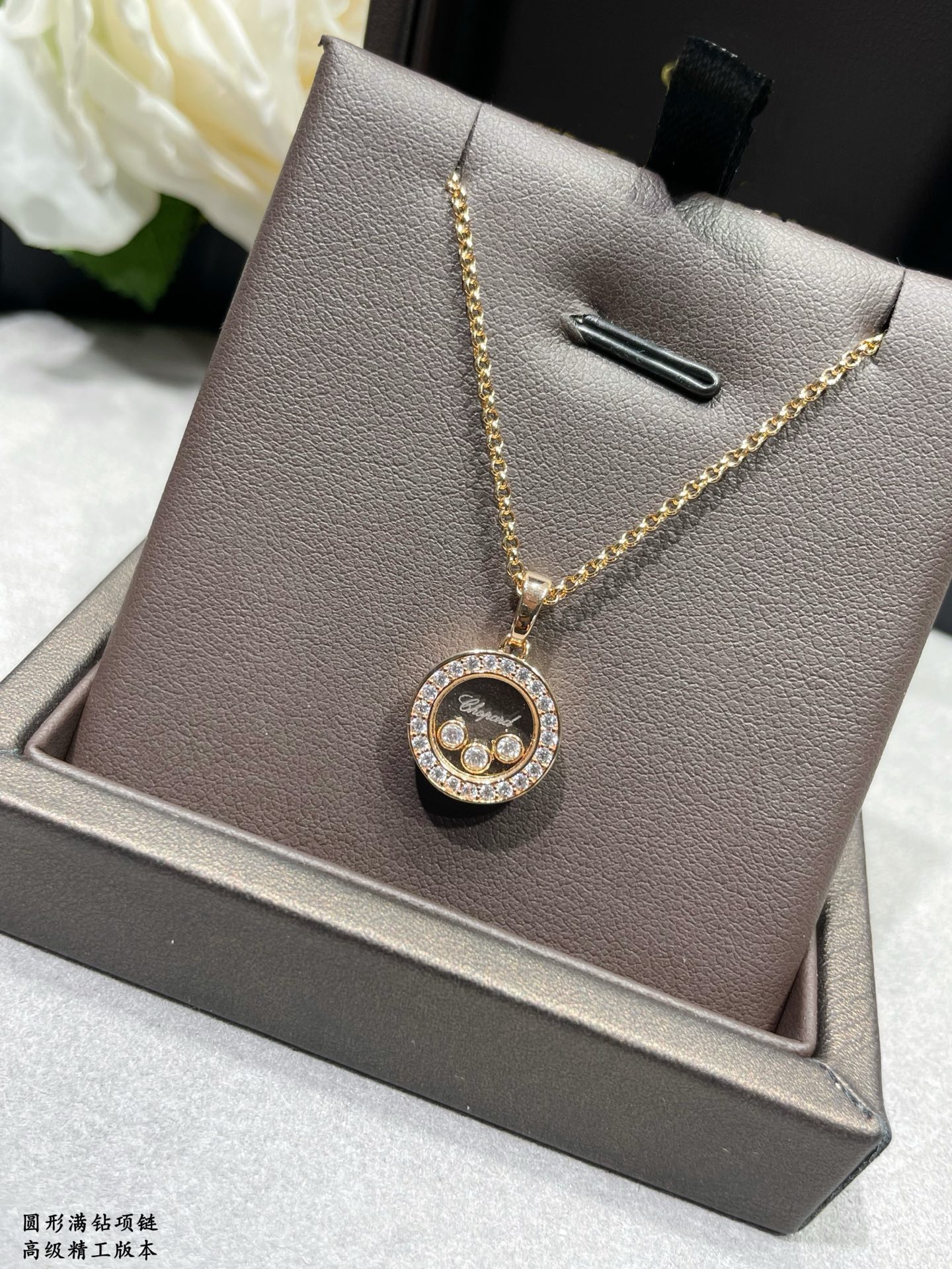 V金镀咪金 批165  肖邦圆形满钻晃动项链，现货 我的爱藏于心💓 却形于色🌈🔥高品质 k金工艺 秒杀全网最高性价比 ‼️热卖 颜色 赞👍 🍀 点缀闪闪锆石媲美k金质感时尚 高贵气质🌟🌟🌟