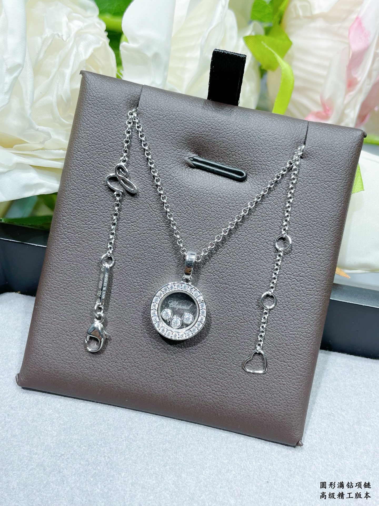 V金镀咪金 批165  肖邦圆形满钻晃动项链，现货 我的爱藏于心💓 却形于色🌈🔥高品质 k金工艺 秒杀全网最高性价比 ‼️热卖 颜色 赞👍 🍀 点缀闪闪锆石媲美k金质感时尚 高贵气质🌟🌟🌟