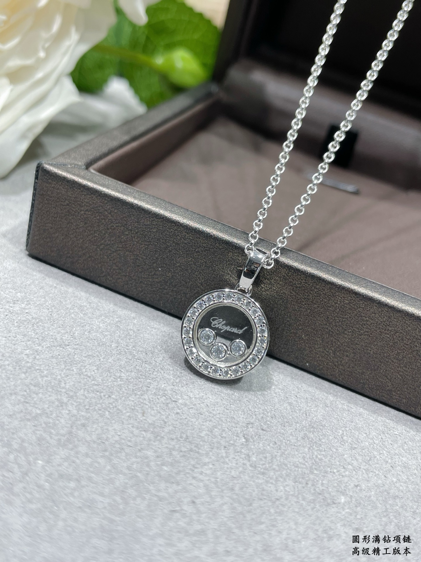 V金镀咪金 批165  肖邦圆形满钻晃动项链，现货 我的爱藏于心💓 却形于色🌈🔥高品质 k金工艺 秒杀全网最高性价比 ‼️热卖 颜色 赞👍 🍀 点缀闪闪锆石媲美k金质感时尚 高贵气质🌟🌟🌟