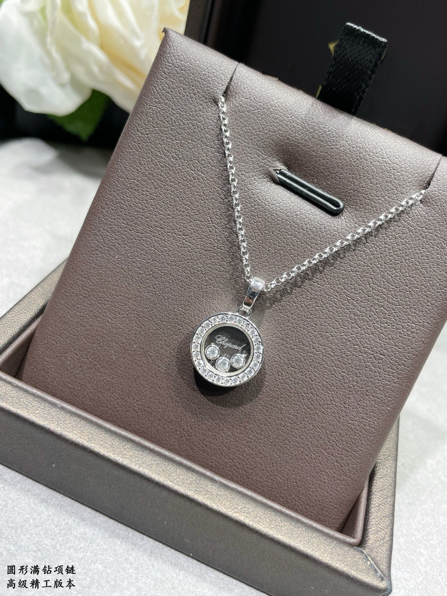 V金镀咪金 批165  肖邦圆形满钻晃动项链，现货 我的爱藏于心💓 却形于色🌈🔥高品质 k金工艺 秒杀全网最高性价比 ‼️热卖 颜色 赞👍 🍀 点缀闪闪锆石媲美k金质感时尚 高贵气质🌟🌟🌟
