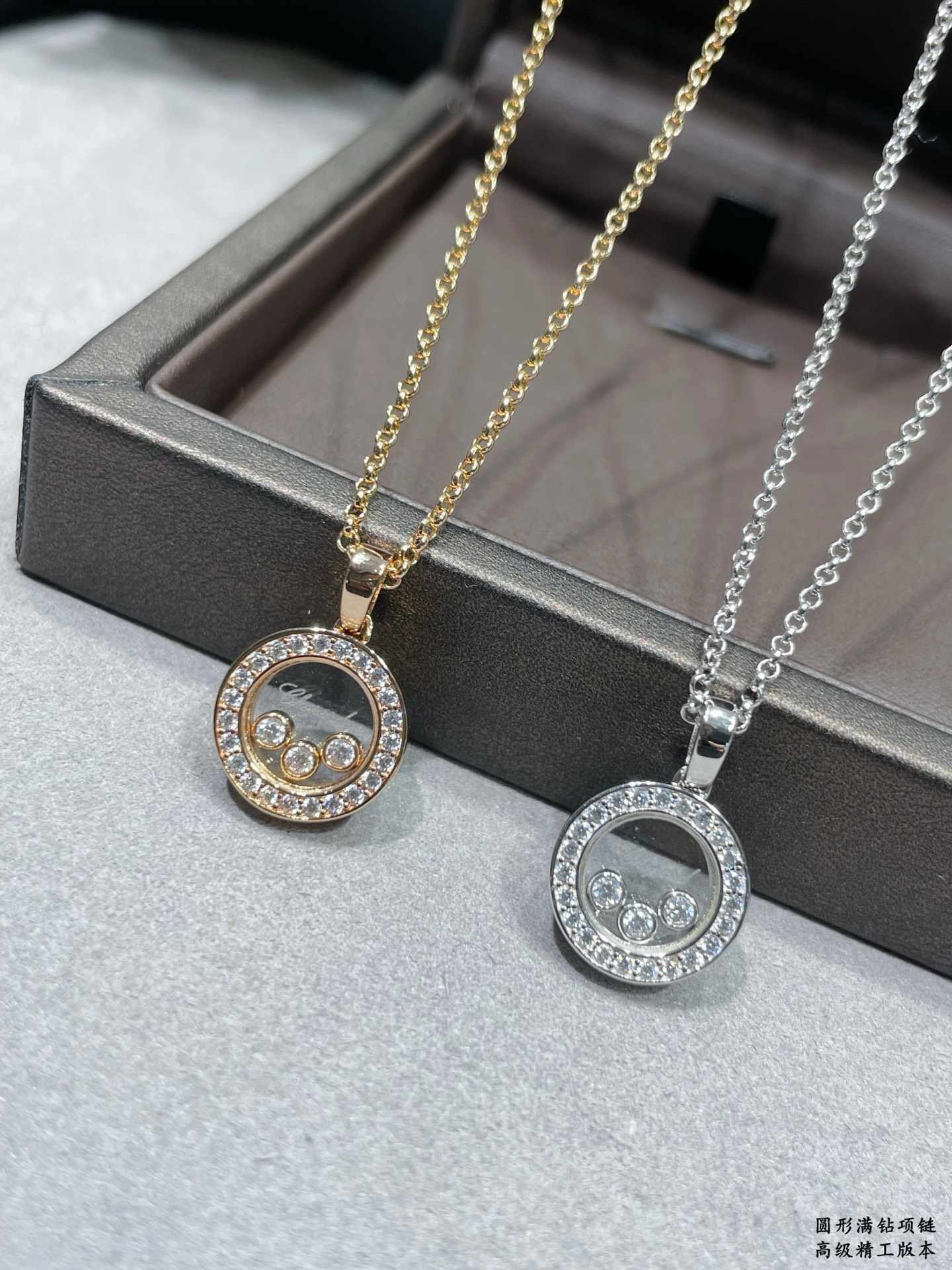 V金镀咪金 批165  肖邦圆形满钻晃动项链，现货 我的爱藏于心💓 却形于色🌈🔥高品质 k金工艺 秒杀全网最高性价比 ‼️热卖 颜色 赞👍 🍀 点缀闪闪锆石媲美k金质感时尚 高贵气质🌟🌟🌟