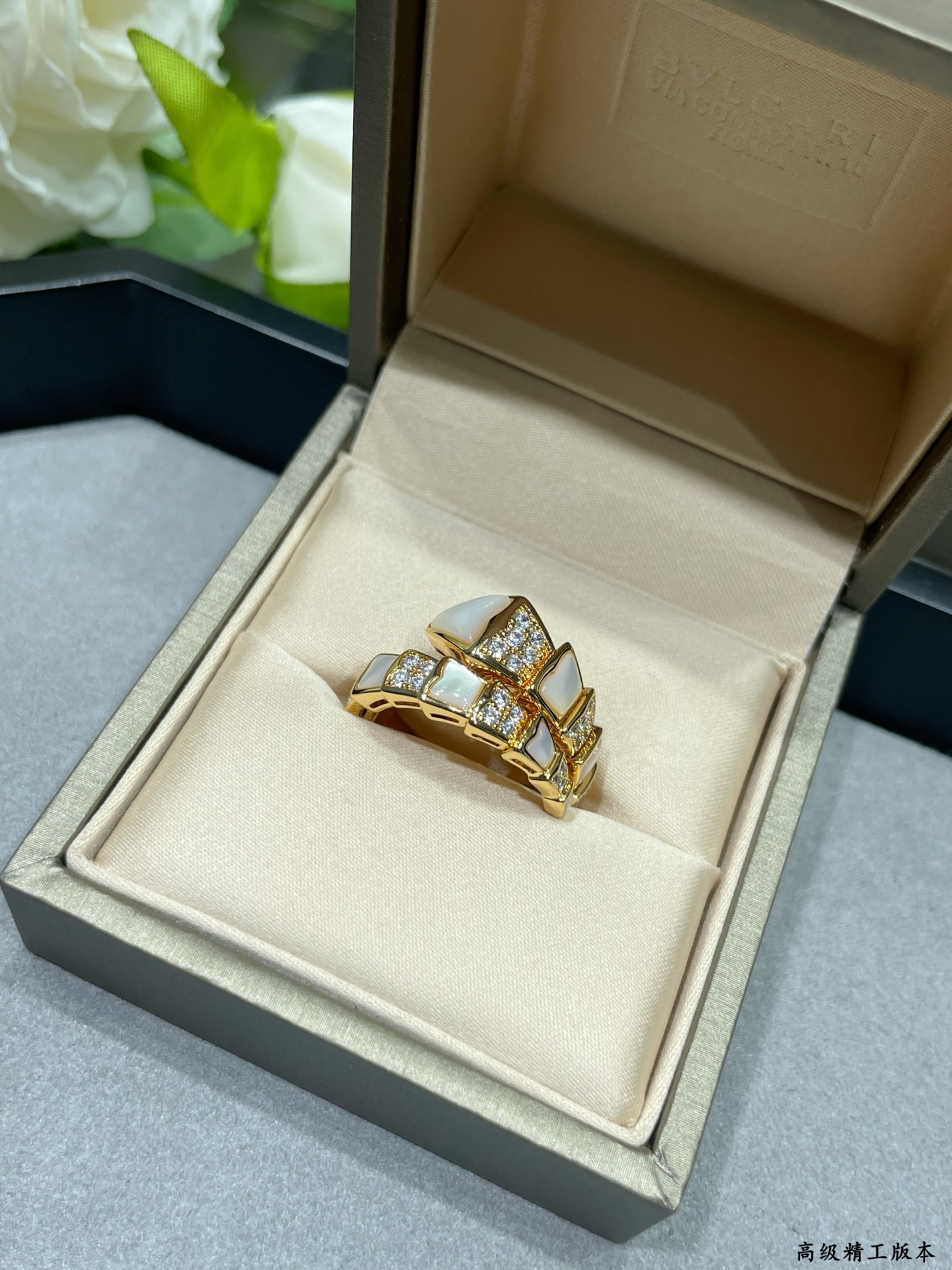 V金镀咪金 码数：678。BVLGARI经典重现 宝格丽高级贝母蛇戒指💍🐍细腻妖娆的线条设计，饰以明亮钻