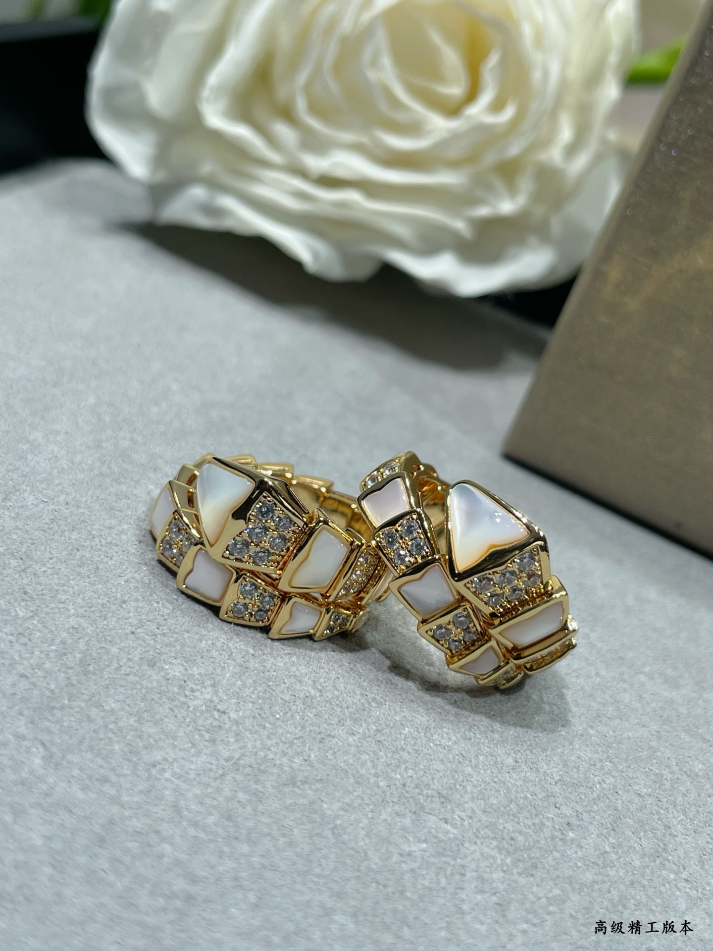 V金镀咪金 码数：678。BVLGARI经典重现 宝格丽高级贝母蛇戒指💍🐍细腻妖娆的线条设计，饰以明亮钻