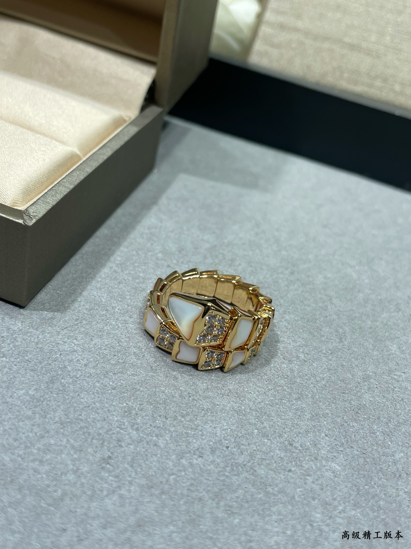 V金镀咪金 码数：678。BVLGARI经典重现 宝格丽高级贝母蛇戒指💍🐍细腻妖娆的线条设计，饰以明亮钻