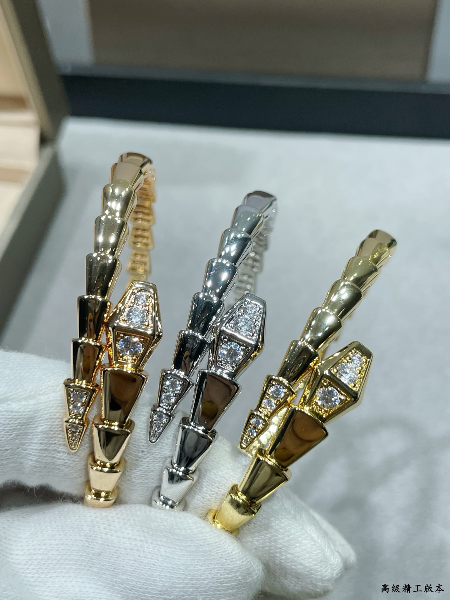 V金材质 对版。宝格丽高级头尾钻蛇手镯 真香系列... 实物简单大方 比满钻的价格美丽 做工精致 采用记