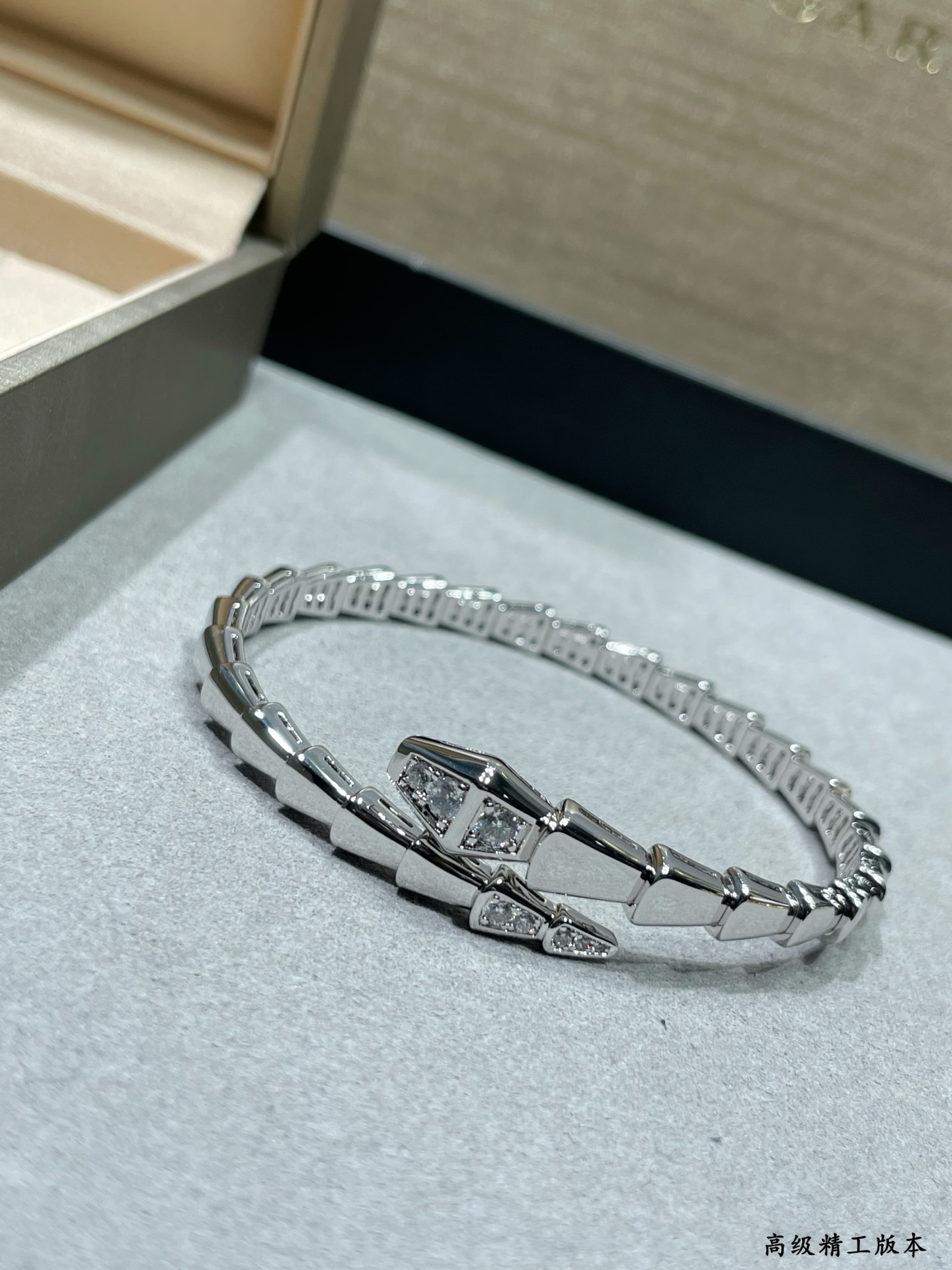 V金材质 对版。宝格丽高级头尾钻蛇手镯 真香系列... 实物简单大方 比满钻的价格美丽 做工精致 采用记