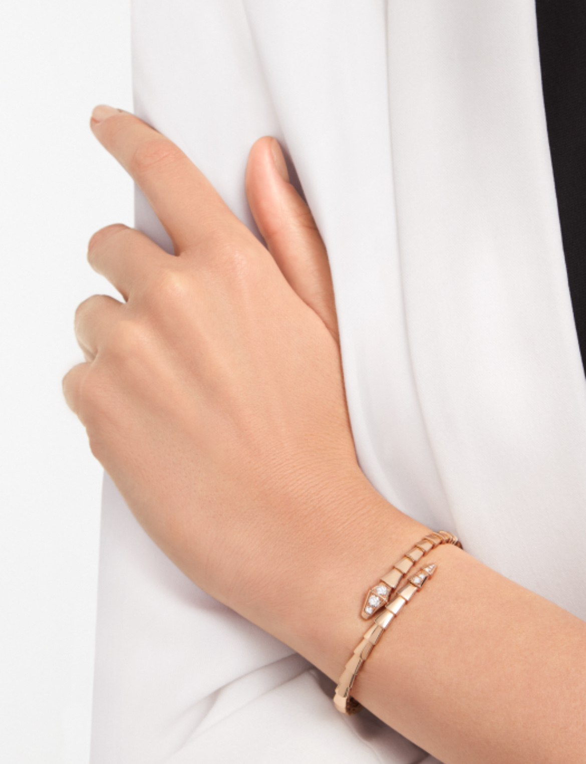 V金材质 对版。宝格丽高级头尾钻蛇手镯 真香系列... 实物简单大方 比满钻的价格美丽 做工精致 采用记