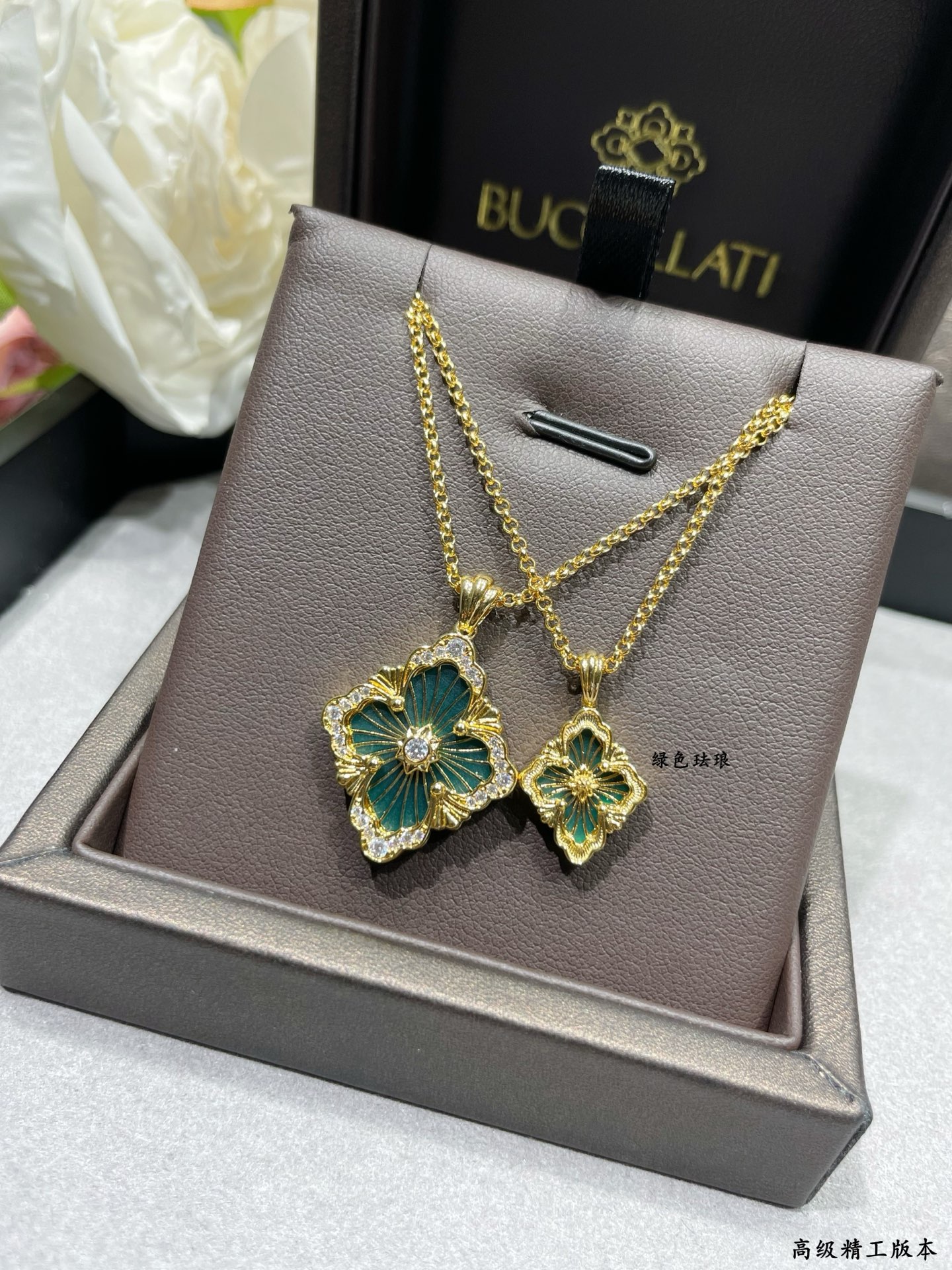 V金材质 布契拉提大号歌剧院系列绿珐琅项链，复古宫廷风四叶草，四瓣花贝壳双面项链，太有意式风情了，整件作