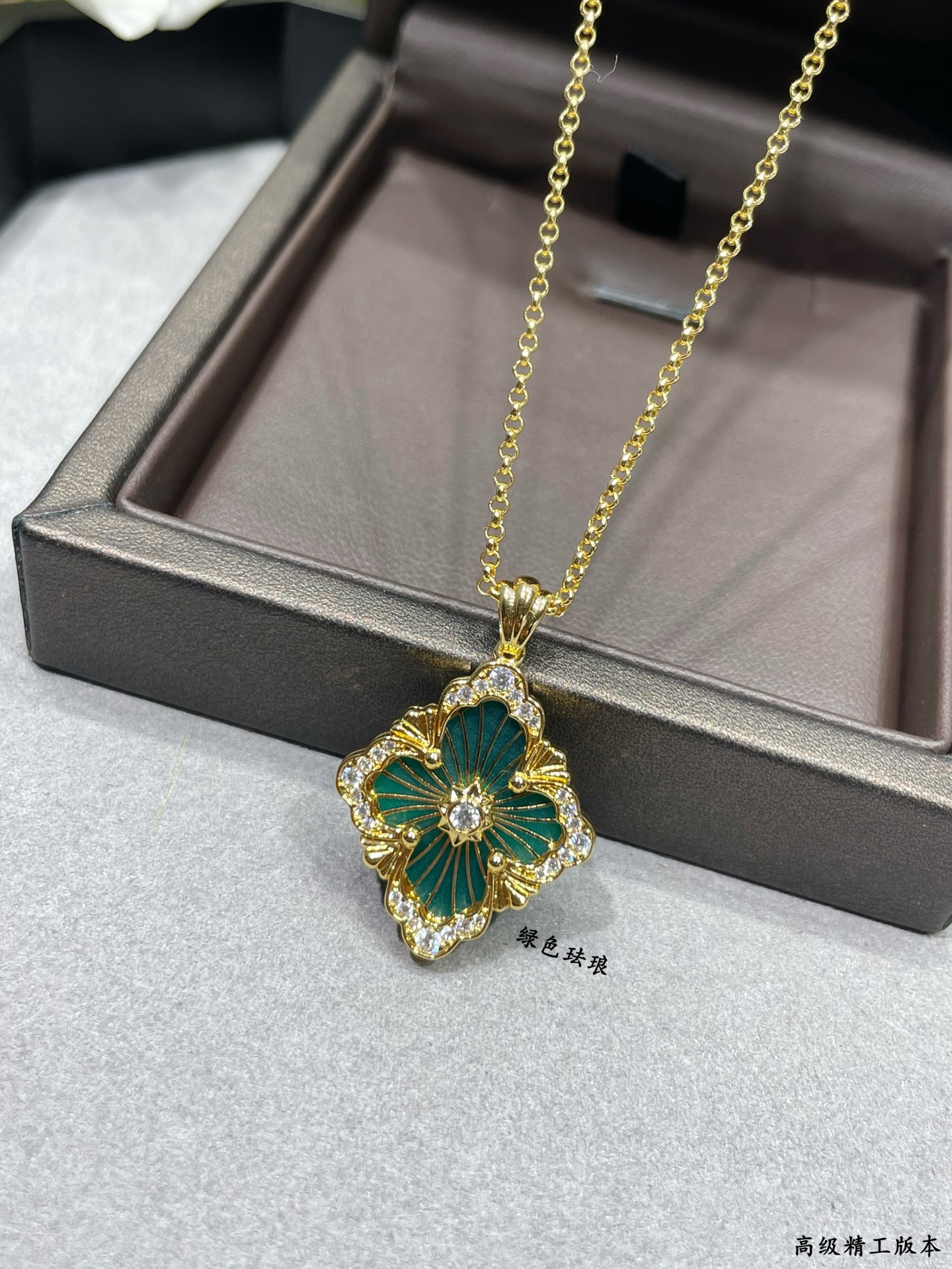V金材质 布契拉提大号歌剧院系列绿珐琅项链，复古宫廷风四叶草，四瓣花贝壳双面项链，太有意式风情了，整件作