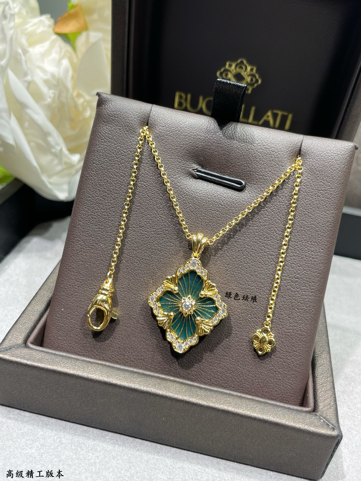 V金材质 布契拉提大号歌剧院系列绿珐琅项链，复古宫廷风四叶草，四瓣花贝壳双面项链，太有意式风情了，整件作