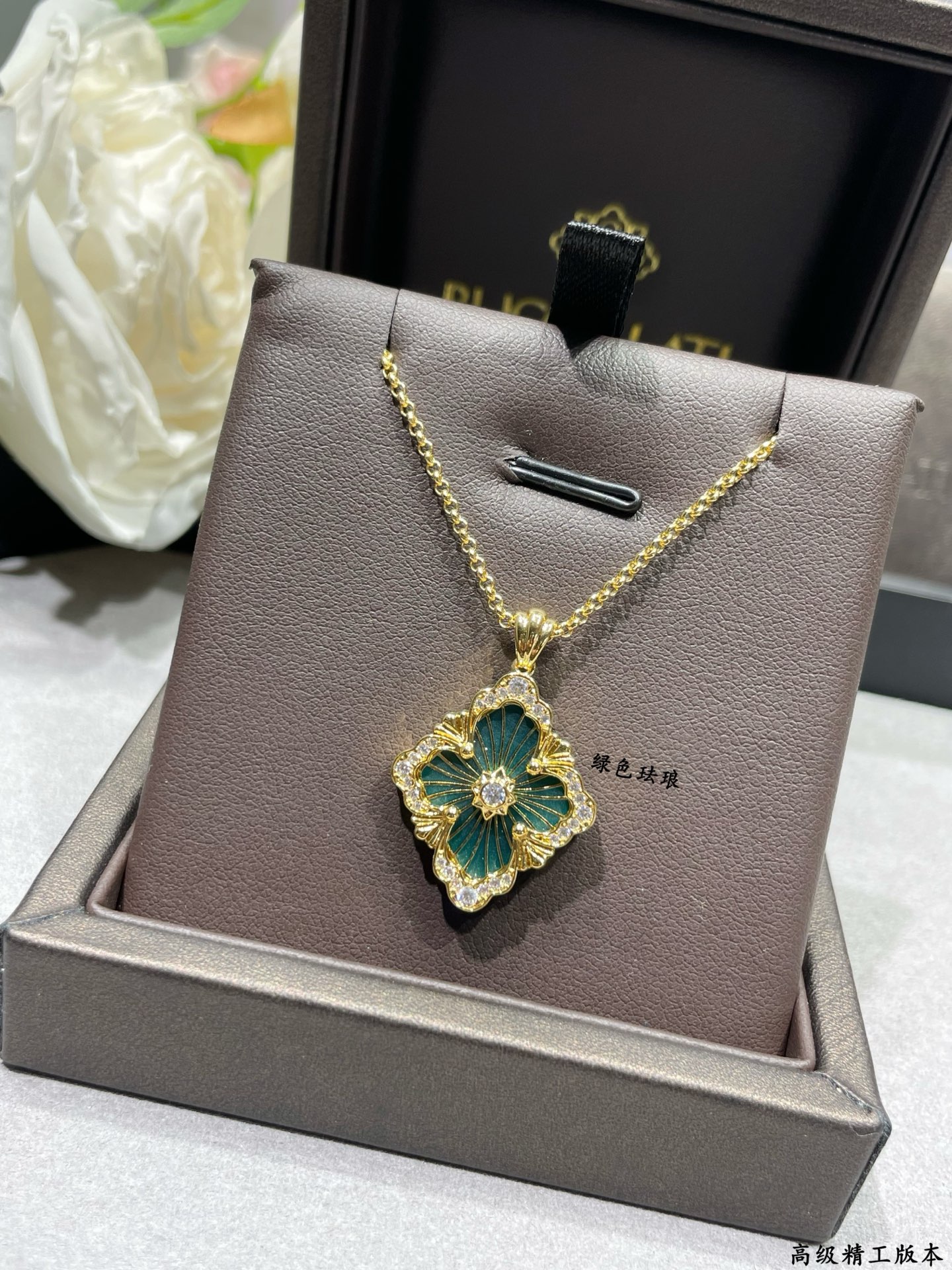 V金材质 布契拉提大号歌剧院系列绿珐琅项链，复古宫廷风四叶草，四瓣花贝壳双面项链，太有意式风情了，整件作