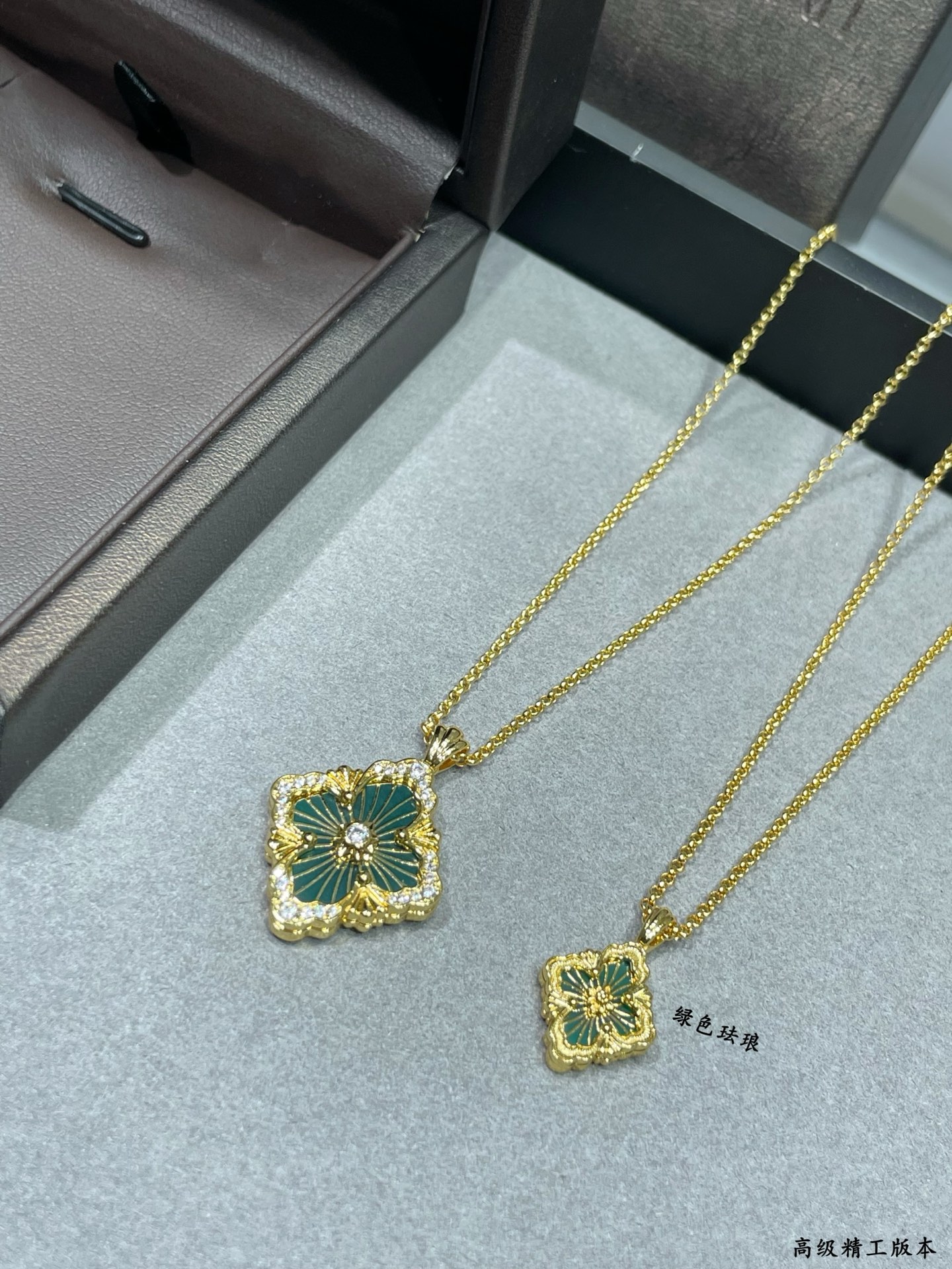 V金材质 布契拉提大号歌剧院系列绿珐琅项链，复古宫廷风四叶草，四瓣花贝壳双面项链，太有意式风情了，整件作