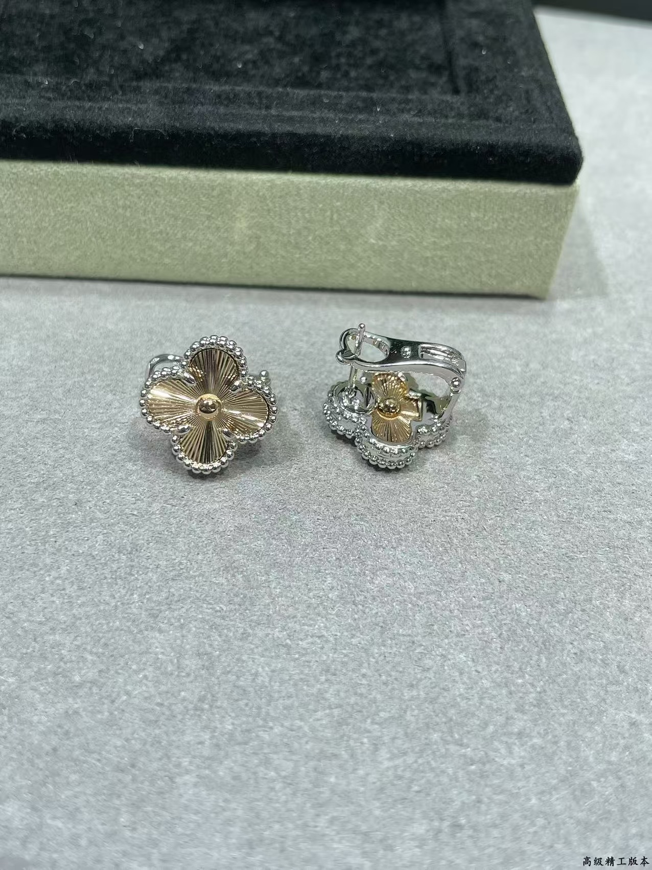 V金镀咪金 VCA 圣诞款车花四叶草耳拍 高级精工版本 🍀🍀四叶草 此系列设计灵动，线条流畅，易于佩戴。