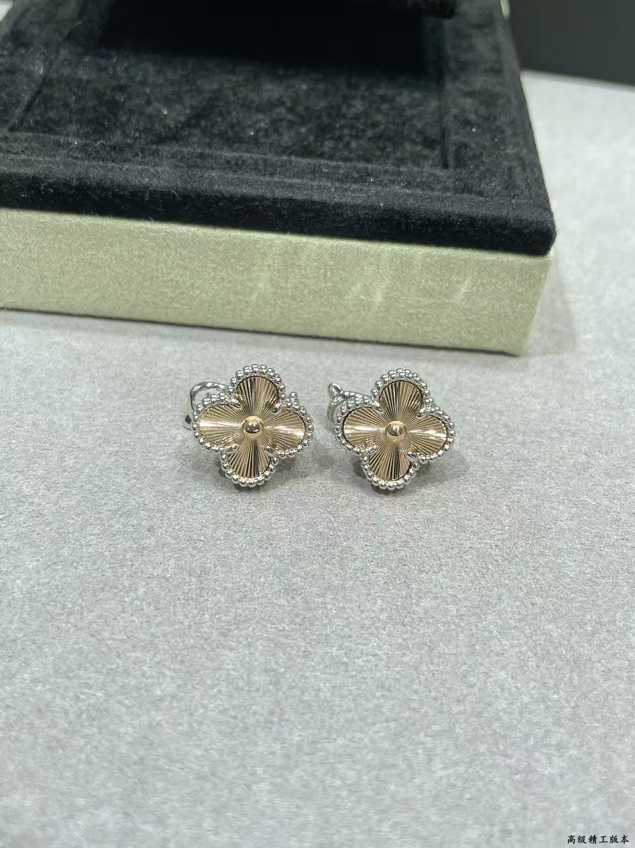 V金镀咪金 VCA 圣诞款车花四叶草耳拍 高级精工版本 🍀🍀四叶草 此系列设计灵动，线条流畅，易于佩戴。