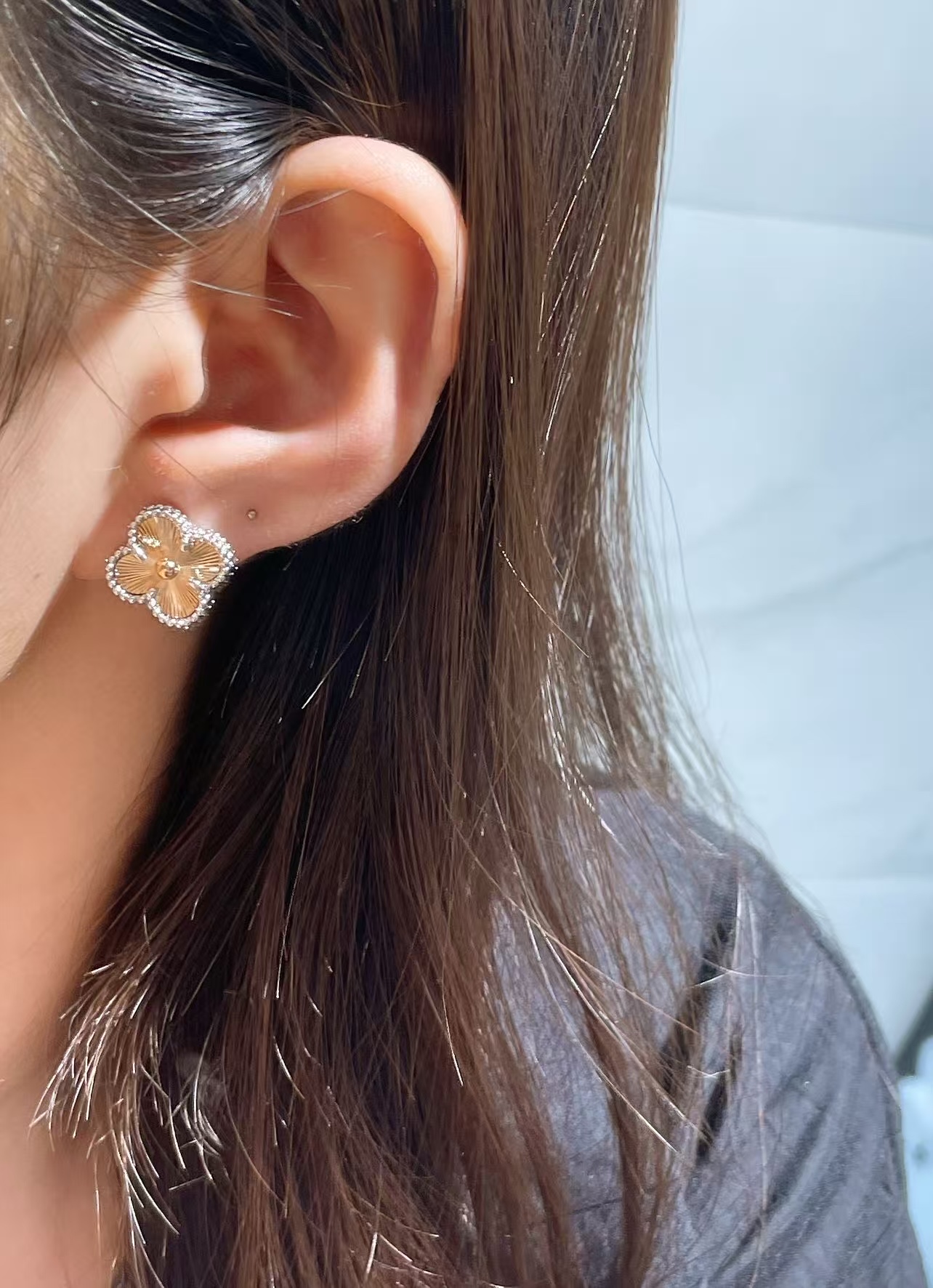 V金镀咪金 VCA 圣诞款车花四叶草耳拍 高级精工版本 🍀🍀四叶草 此系列设计灵动，线条流畅，易于佩戴。