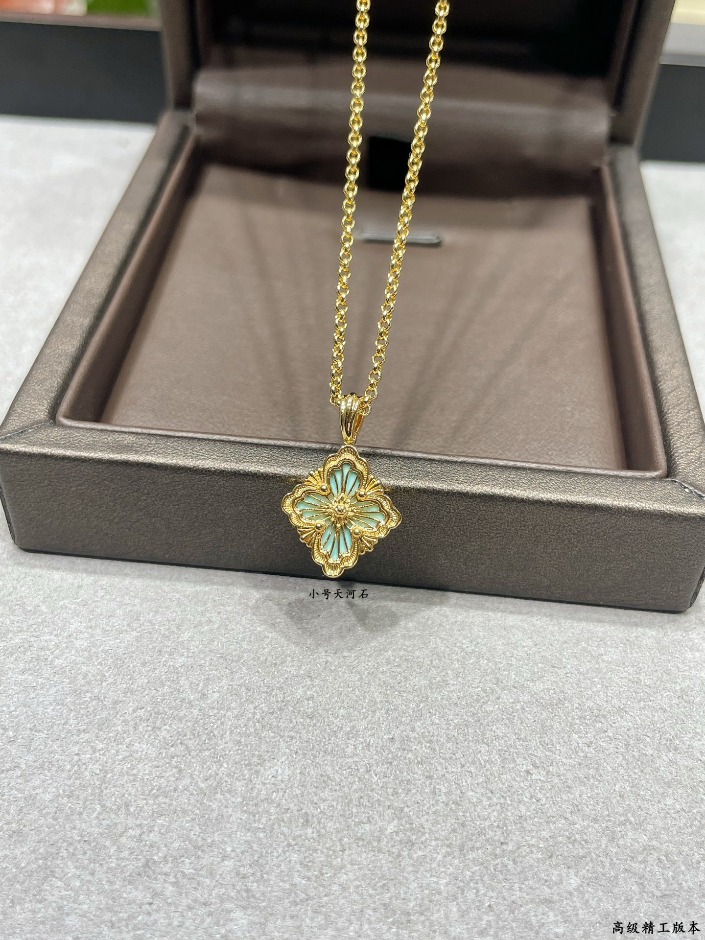 V金材质 布契拉提小号歌剧院系列天河石项链，复古宫廷风四叶草，四瓣花贝壳双面项链，太有意式风情了，整件作