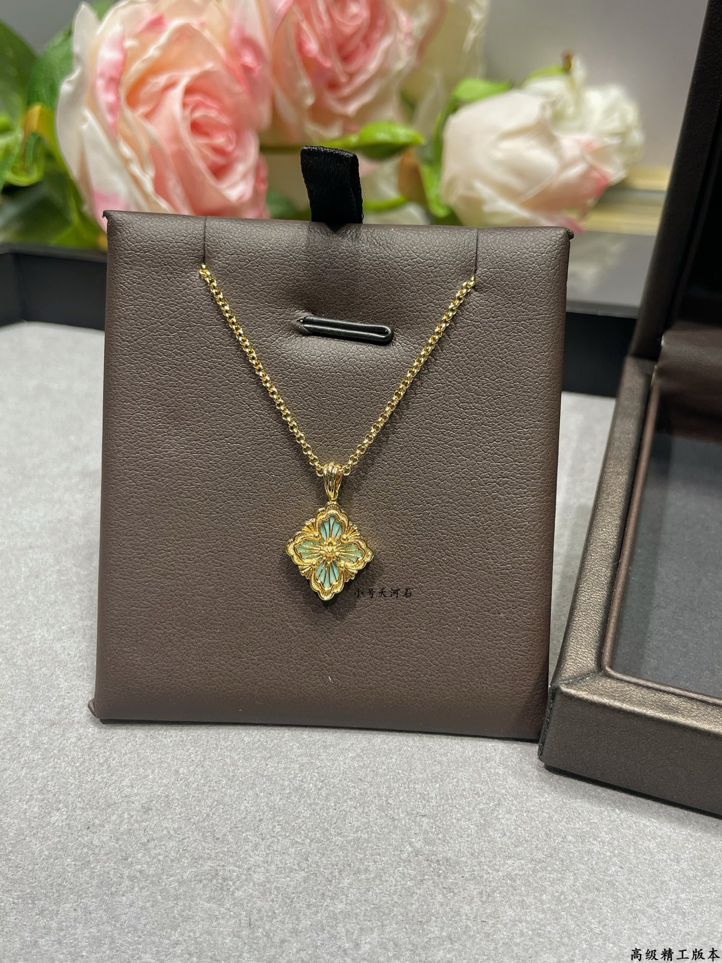 V金材质 布契拉提小号歌剧院系列天河石项链，复古宫廷风四叶草，四瓣花贝壳双面项链，太有意式风情了，整件作