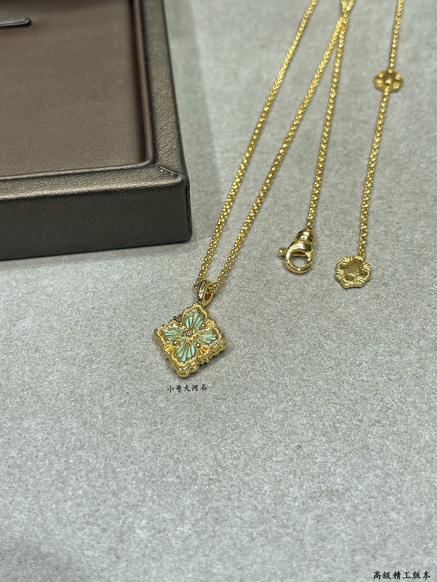 V金材质 布契拉提小号歌剧院系列天河石项链，复古宫廷风四叶草，四瓣花贝壳双面项链，太有意式风情了，整件作