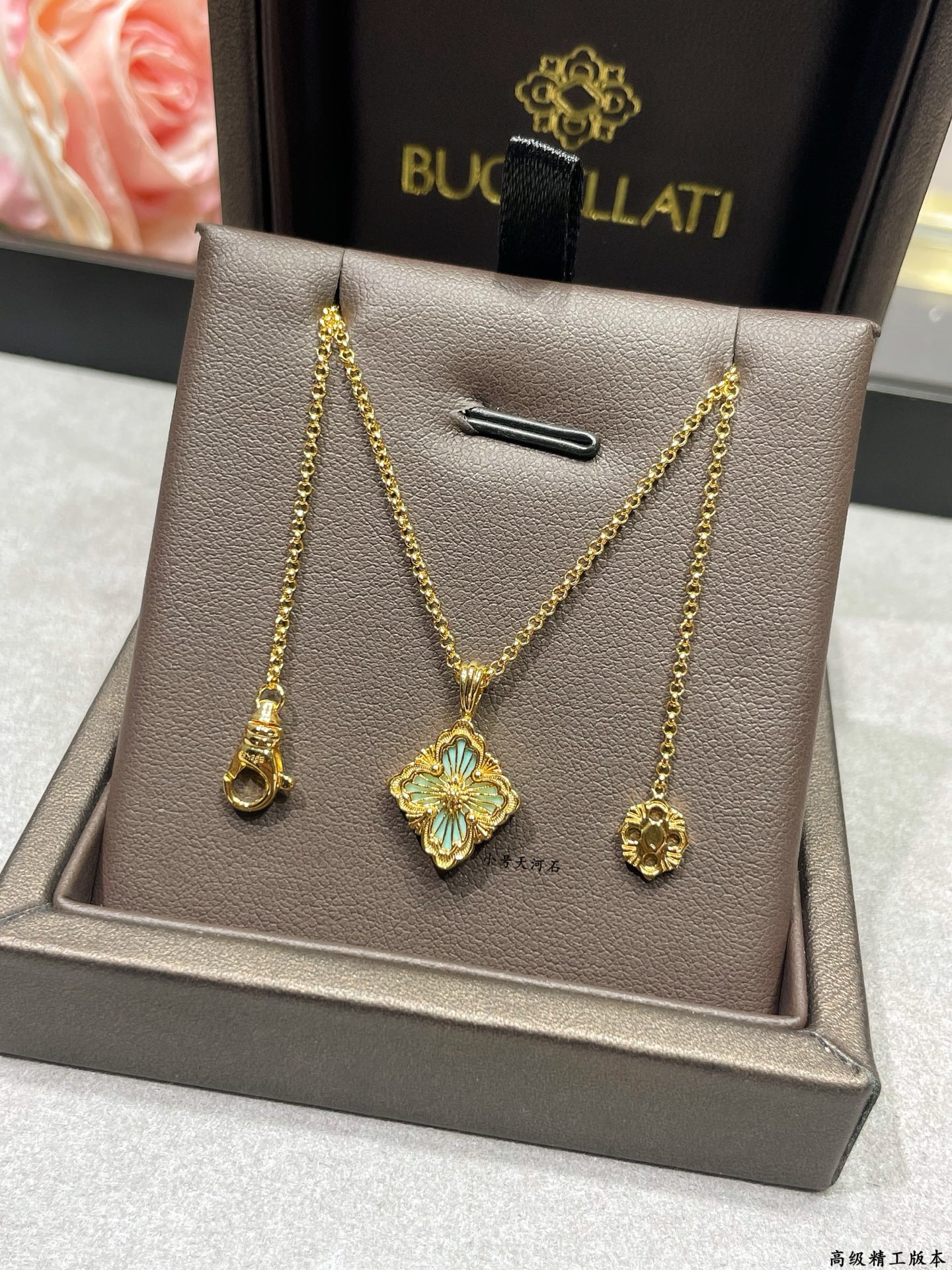 V金材质 布契拉提小号歌剧院系列天河石项链，复古宫廷风四叶草，四瓣花贝壳双面项链，太有意式风情了，整件作