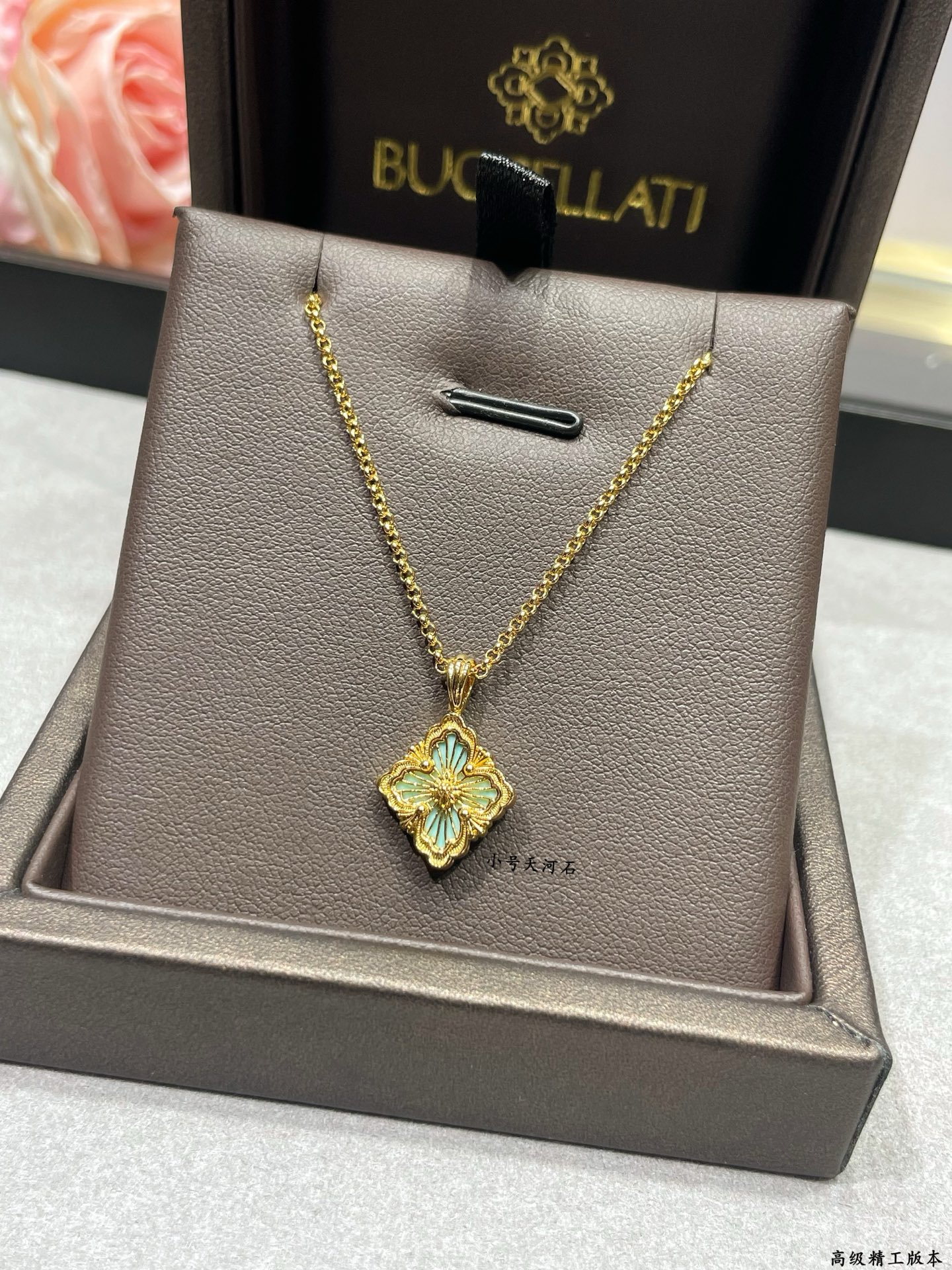 V金材质 布契拉提小号歌剧院系列天河石项链，复古宫廷风四叶草，四瓣花贝壳双面项链，太有意式风情了，整件作