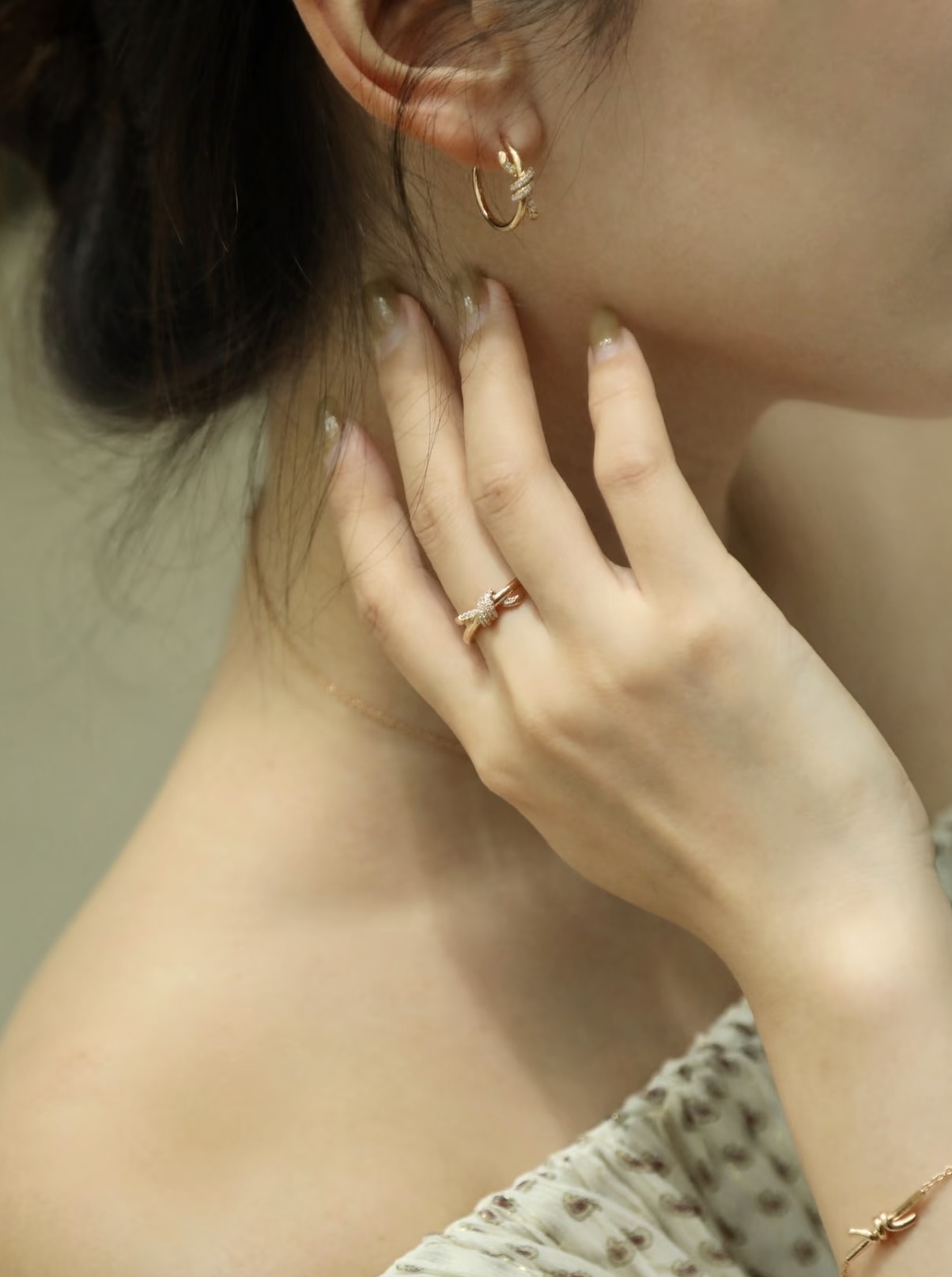 V金材质 官网开版，蒂芙尼CNCT绳结带钻耳圈❤️相互缠绕的末端，是情感联系的有力象征。优雅气质款，性价