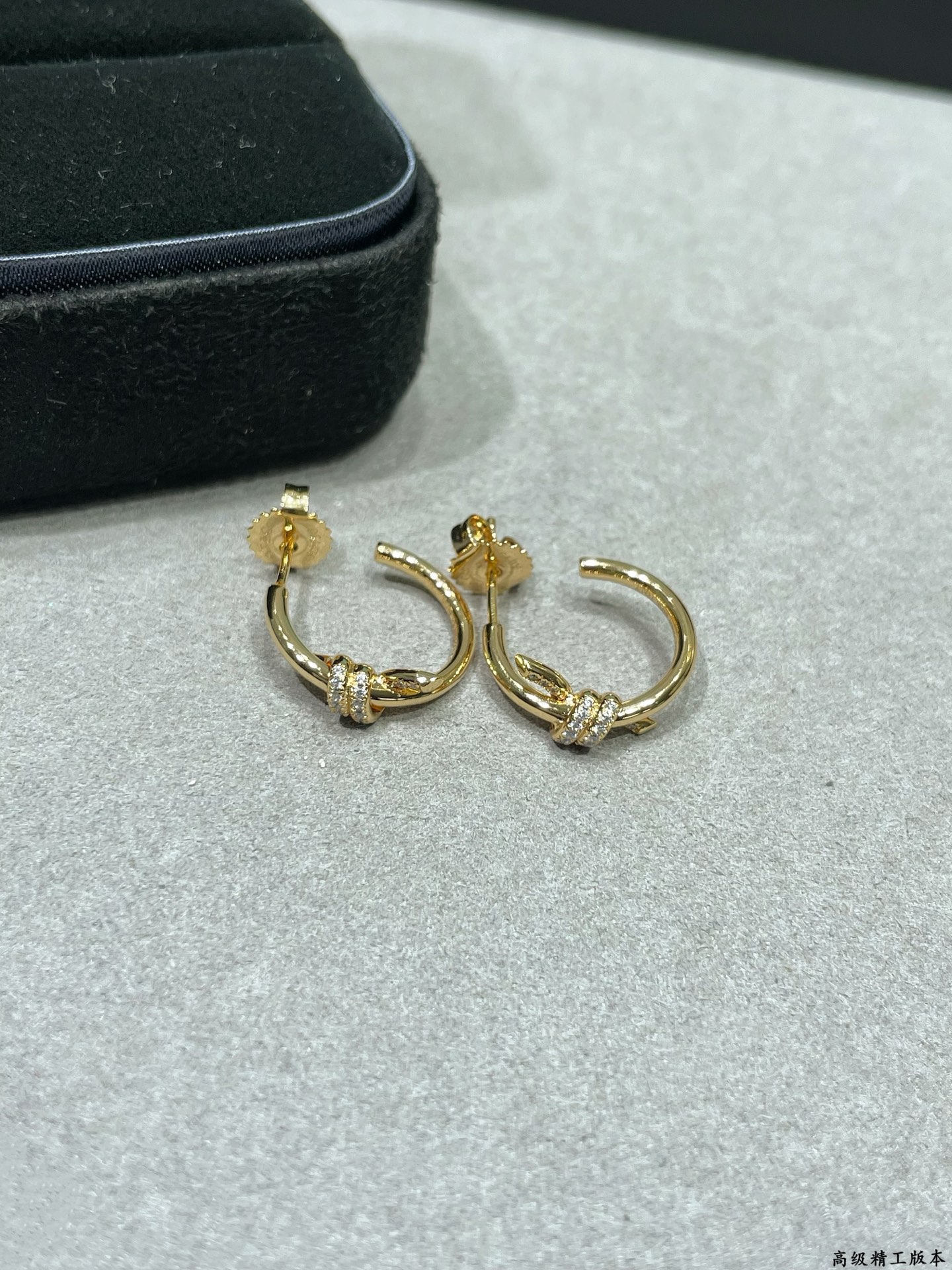 V金材质 官网开版，蒂芙尼CNCT绳结带钻耳圈❤️相互缠绕的末端，是情感联系的有力象征。优雅气质款，性价