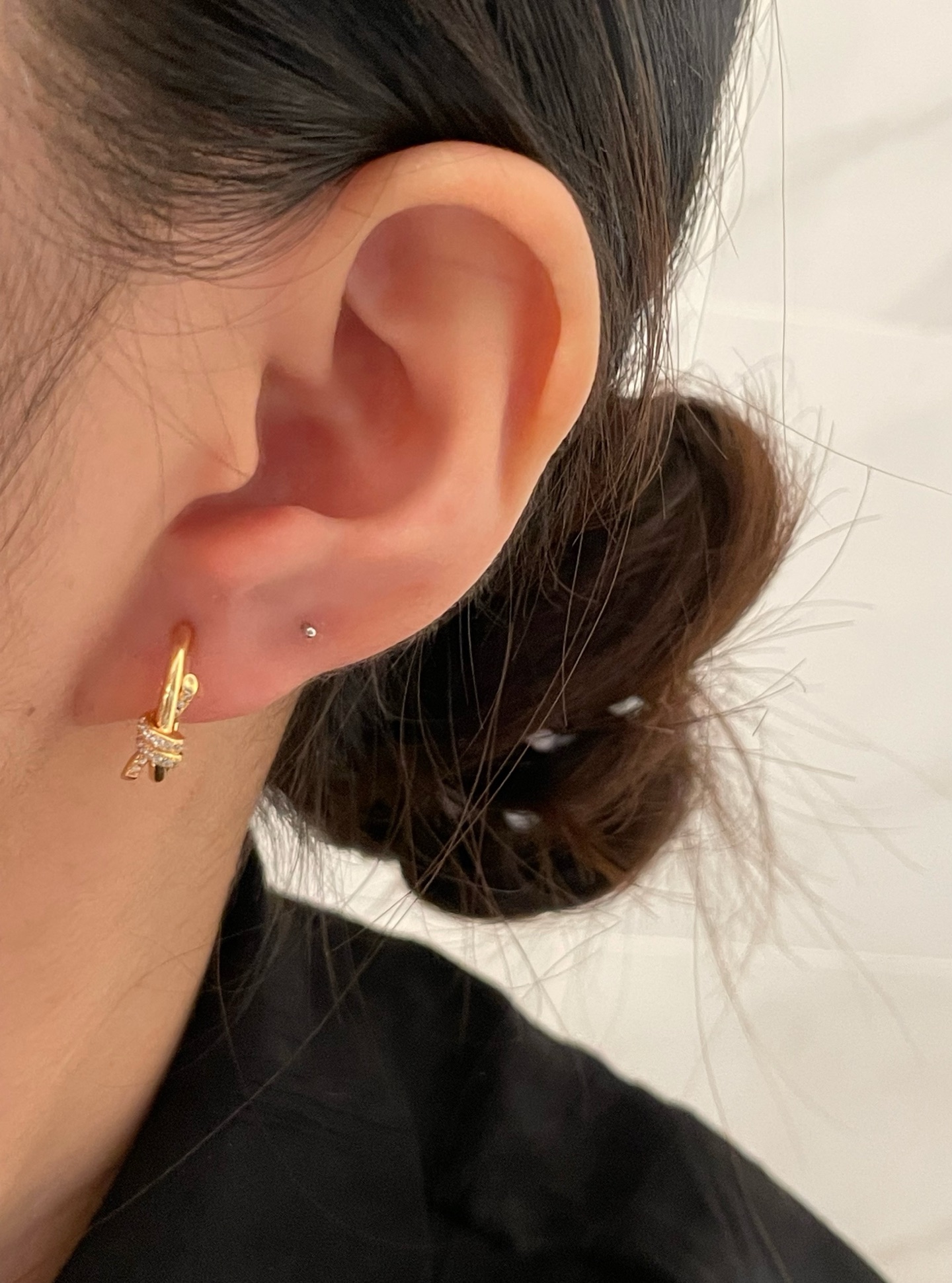 V金材质 官网开版，蒂芙尼CNCT绳结带钻耳圈❤️相互缠绕的末端，是情感联系的有力象征。优雅气质款，性价